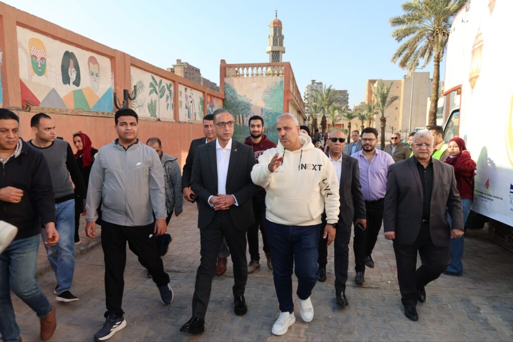 img-20260221-wa00914835945571559116520-1024x683 في أولى لقاءاته بقطاع الشباب والرياضة… محافظ الجيزة يشارك في تعبئة 10 آلاف كرتونة مواد غذائية لدعم القرى الأكثر احتياجًا بـ10 محافظات