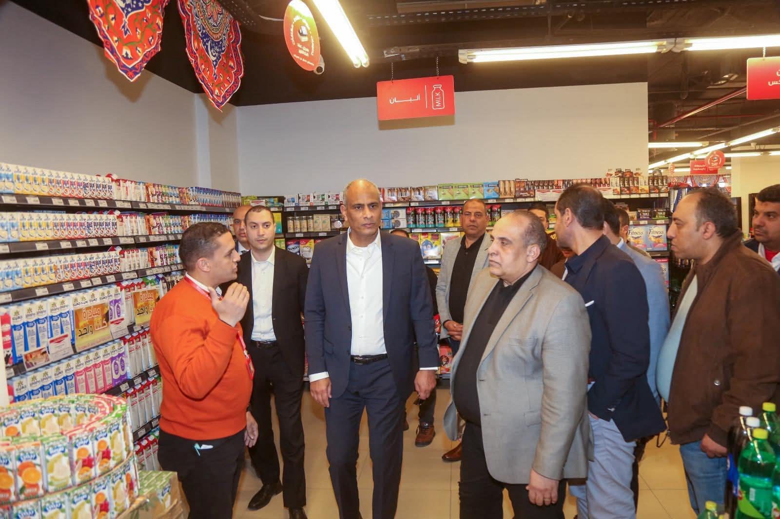 محافظ كفرالشيخ يقود حملة مفاجئة للرقابة على الأسعار بالمنافذ والسلاسل التجارية