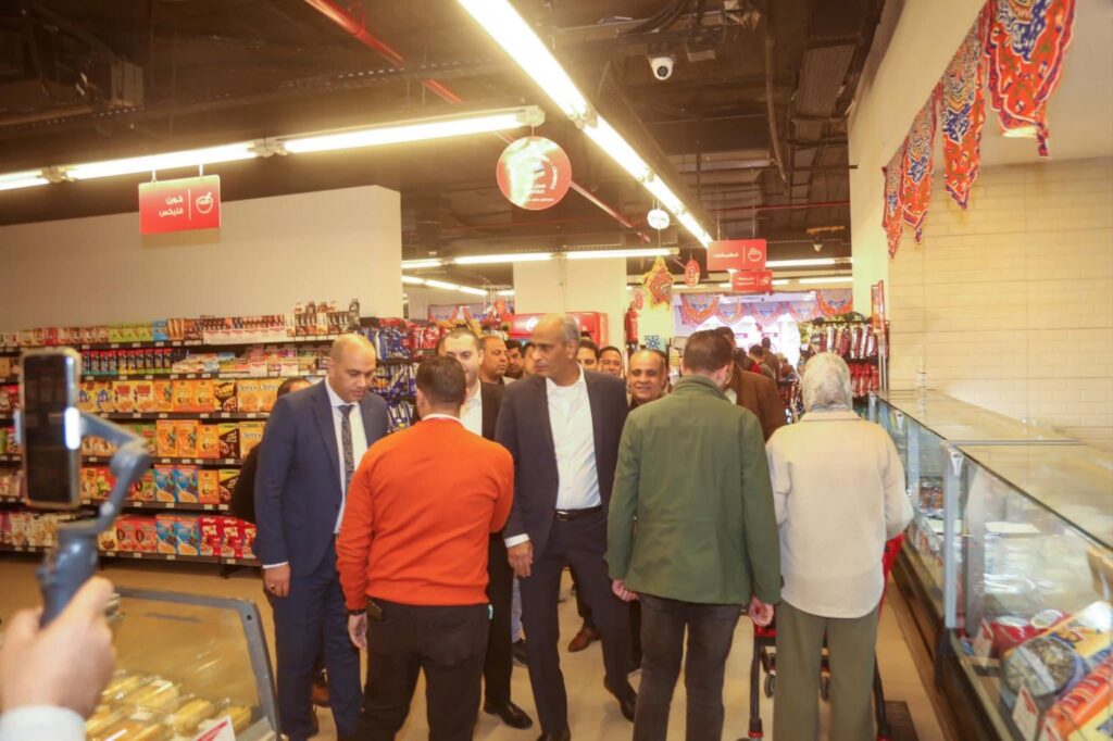 10003791518158885503773978556-1024x682 محافظ كفرالشيخ يقود حملة مفاجئة للرقابة على الأسعار بالمنافذ والسلاسل التجارية