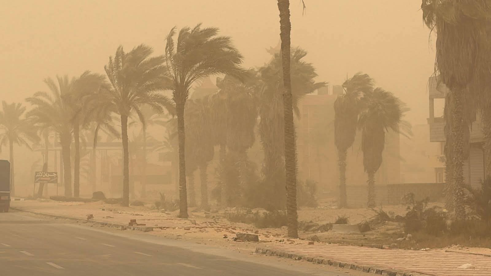 وزيرة التنمية المحلية والبيئة تتلقى تقريراً من مركز سيطرة الشبكة الوطنية للطوارئ والسلامة العامة بالوزارة حول متابعة سوء الأحوال الجوية وعدم الاستقرار في الطقس بالمحافظات