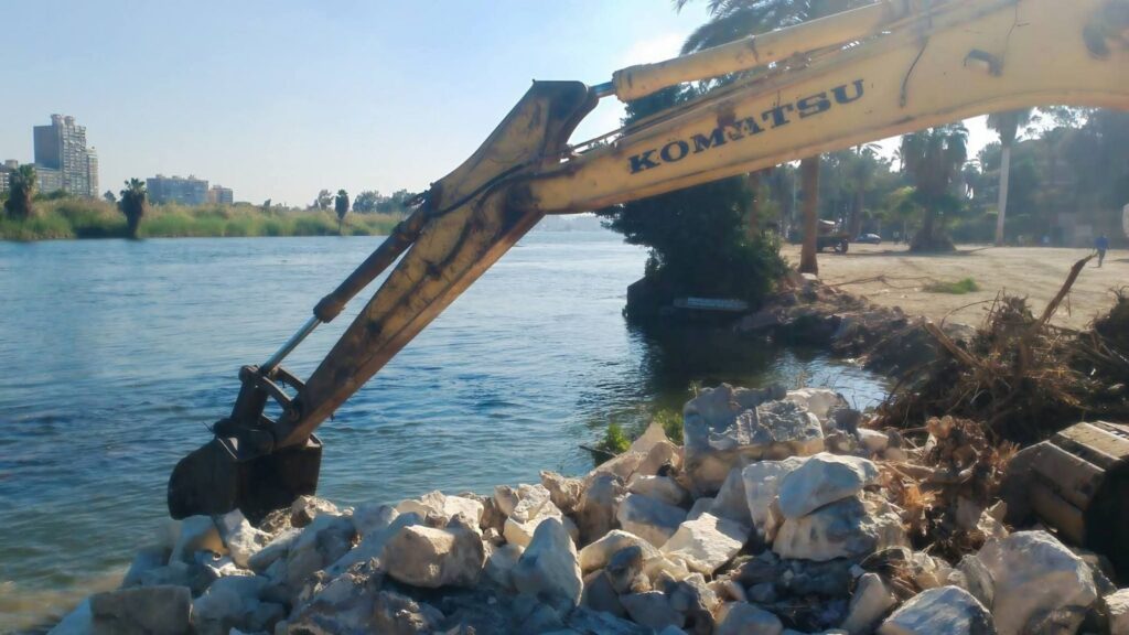 fb_img_17726989662191066350247828356818-1024x576 الدكتور سويلم يتابع أعمال إزالة التعديات على مجرى نهر النيل ضمن أعمال "المشروع القومي لضبط النيل" بإجمالى (٤٧٠) إزالة حتى الآن