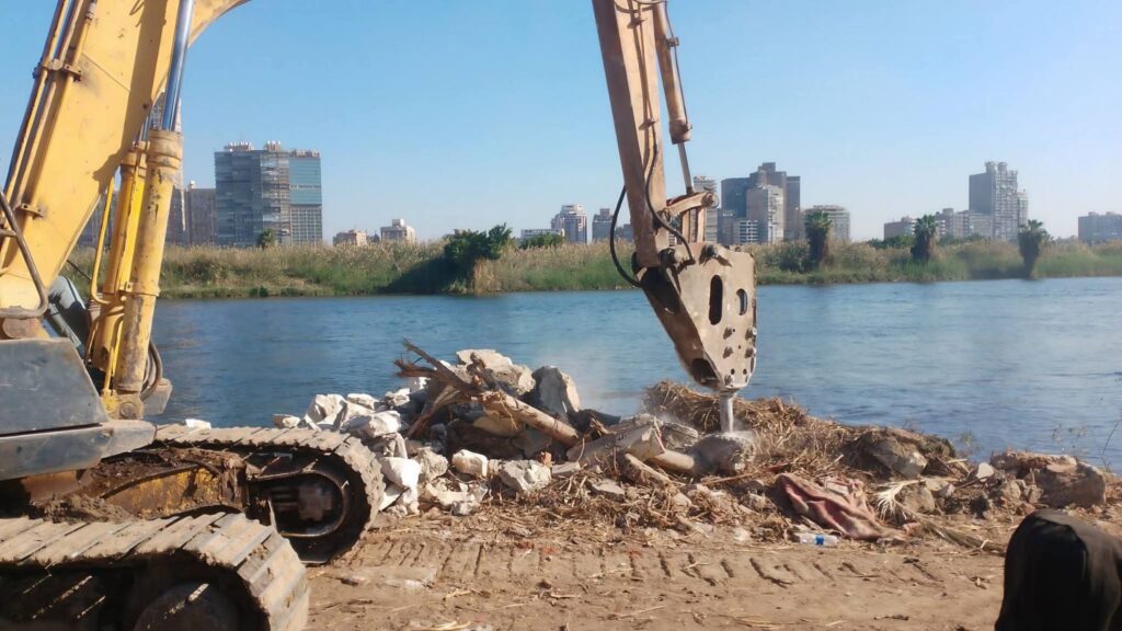 fb_img_17726989685687999353444189795342-1024x576 الدكتور سويلم يتابع أعمال إزالة التعديات على مجرى نهر النيل ضمن أعمال "المشروع القومي لضبط النيل" بإجمالى (٤٧٠) إزالة حتى الآن