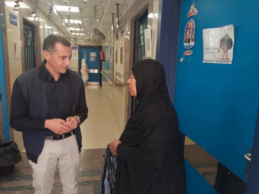 fb_img_17727767933177433901157461487527-1024x768 فى جولة مفاجئة .. محافظ أسوان يقرر إحالة رئيس وسكرتير قرية الجعافرة للتحقيق لسوء حالة النظافة وعدم إتباع الإجراءات البيئية للتخلص الآمن من المخلفات .. وإحالة مدير مكتب بريد الجعافرة لسوء معاملة المترددين.. ويكلف بتوفير العلاج لإحدى الحالات المرضية أثناء تفقده لوحدة طب الأسرة بأبو الريش قبلى والديسة بالأعقاب <br>=====<br>قرر المهندس عمرو لاشين محافظ أسوان إحالة رئيس وسكرتير قرية الجعافرة للتحقيق عقب الجولة المفاجئة التى قام بها المحافظ لعدد من المواقع الخدمية بمركزى دراو وأسوان ، والتى شملت مقر الوحدة المحلية لقروى الجعافرة ، وأيضاً مكتب بريد الجعافرة ، ووحدة طب الأسرة بنجع الديسة بالأعقاب ، بالإضافة إلى مركز طب أسرة أبو الريش قبلى .<br><br>وأكد محافظ أسوان على أن الإحالة للتحقيق جاءت من خلال رصد المحافظ لسوء حالة النظافة العامة ، وعدم إتباع الإجراءات البيئية اللازمة فى التخلص الآمن من المخلفات حيث قاموا بحرقها بشكل مخالف .<br><br>كما وجه المهندس عمرو لاشين بإحالة مدير مكتب بريد الجعافرة للتحقيق أيضاً بعد شكوى المواطنين من سوء معاملة المترددين أثناء تلقيهم للخدمات البريدية المختلفة&nbsp; ، مشدداً على أهمية توفير كافة أوجه الرعاية الصحية للمرضى المترددين على وحدة طب الأسرة بنجع الديسة بالأعقاب ، وكذلك وحدة طب أسرة أبو الريش قبلى ، مع حسن المعاملة ، وتفعيل خدمة إرضاء المنتفعين بشكل مستمر .<br><br>وكلف محافظ أسوان مدير فرع الهيئة العامة للرعاية الصحية بتوفير العلاج لإحدى الحالات المرضية أثناء تفقده لوحدة طب الأسرة بأبو الريش قبلى .