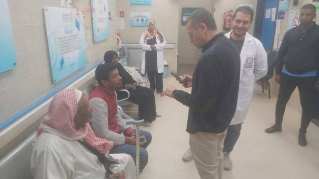 fb_img_17727767954112403911180081897795-1024x576 فى جولة مفاجئة .. محافظ أسوان يقرر إحالة رئيس وسكرتير قرية الجعافرة للتحقيق لسوء حالة النظافة وعدم إتباع الإجراءات البيئية للتخلص الآمن من المخلفات .. وإحالة مدير مكتب بريد الجعافرة لسوء معاملة المترددين.. ويكلف بتوفير العلاج لإحدى الحالات المرضية أثناء تفقده لوحدة طب الأسرة بأبو الريش قبلى والديسة بالأعقاب <br>=====<br>قرر المهندس عمرو لاشين محافظ أسوان إحالة رئيس وسكرتير قرية الجعافرة للتحقيق عقب الجولة المفاجئة التى قام بها المحافظ لعدد من المواقع الخدمية بمركزى دراو وأسوان ، والتى شملت مقر الوحدة المحلية لقروى الجعافرة ، وأيضاً مكتب بريد الجعافرة ، ووحدة طب الأسرة بنجع الديسة بالأعقاب ، بالإضافة إلى مركز طب أسرة أبو الريش قبلى .<br><br>وأكد محافظ أسوان على أن الإحالة للتحقيق جاءت من خلال رصد المحافظ لسوء حالة النظافة العامة ، وعدم إتباع الإجراءات البيئية اللازمة فى التخلص الآمن من المخلفات حيث قاموا بحرقها بشكل مخالف .<br><br>كما وجه المهندس عمرو لاشين بإحالة مدير مكتب بريد الجعافرة للتحقيق أيضاً بعد شكوى المواطنين من سوء معاملة المترددين أثناء تلقيهم للخدمات البريدية المختلفة&nbsp; ، مشدداً على أهمية توفير كافة أوجه الرعاية الصحية للمرضى المترددين على وحدة طب الأسرة بنجع الديسة بالأعقاب ، وكذلك وحدة طب أسرة أبو الريش قبلى ، مع حسن المعاملة ، وتفعيل خدمة إرضاء المنتفعين بشكل مستمر .<br><br>وكلف محافظ أسوان مدير فرع الهيئة العامة للرعاية الصحية بتوفير العلاج لإحدى الحالات المرضية أثناء تفقده لوحدة طب الأسرة بأبو الريش قبلى .