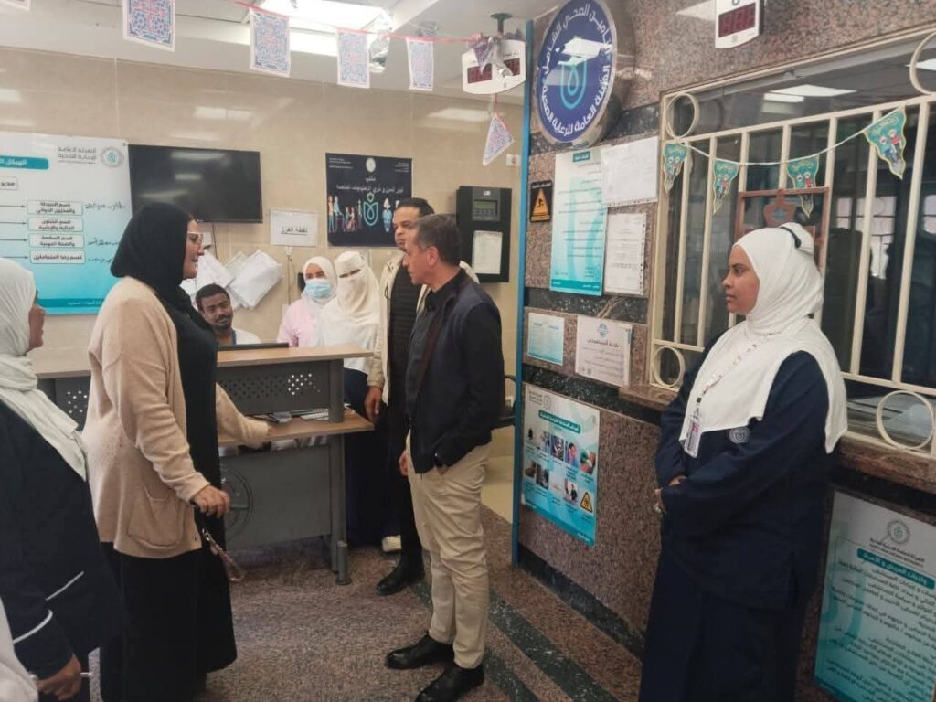 fb_img_17727767978916575657295203881859-1024x768 فى جولة مفاجئة .. محافظ أسوان يقرر إحالة رئيس وسكرتير قرية الجعافرة للتحقيق لسوء حالة النظافة وعدم إتباع الإجراءات البيئية للتخلص الآمن من المخلفات .. وإحالة مدير مكتب بريد الجعافرة لسوء معاملة المترددين.. ويكلف بتوفير العلاج لإحدى الحالات المرضية أثناء تفقده لوحدة طب الأسرة بأبو الريش قبلى والديسة بالأعقاب <br>=====<br>قرر المهندس عمرو لاشين محافظ أسوان إحالة رئيس وسكرتير قرية الجعافرة للتحقيق عقب الجولة المفاجئة التى قام بها المحافظ لعدد من المواقع الخدمية بمركزى دراو وأسوان ، والتى شملت مقر الوحدة المحلية لقروى الجعافرة ، وأيضاً مكتب بريد الجعافرة ، ووحدة طب الأسرة بنجع الديسة بالأعقاب ، بالإضافة إلى مركز طب أسرة أبو الريش قبلى .<br><br>وأكد محافظ أسوان على أن الإحالة للتحقيق جاءت من خلال رصد المحافظ لسوء حالة النظافة العامة ، وعدم إتباع الإجراءات البيئية اللازمة فى التخلص الآمن من المخلفات حيث قاموا بحرقها بشكل مخالف .<br><br>كما وجه المهندس عمرو لاشين بإحالة مدير مكتب بريد الجعافرة للتحقيق أيضاً بعد شكوى المواطنين من سوء معاملة المترددين أثناء تلقيهم للخدمات البريدية المختلفة&nbsp; ، مشدداً على أهمية توفير كافة أوجه الرعاية الصحية للمرضى المترددين على وحدة طب الأسرة بنجع الديسة بالأعقاب ، وكذلك وحدة طب أسرة أبو الريش قبلى ، مع حسن المعاملة ، وتفعيل خدمة إرضاء المنتفعين بشكل مستمر .<br><br>وكلف محافظ أسوان مدير فرع الهيئة العامة للرعاية الصحية بتوفير العلاج لإحدى الحالات المرضية أثناء تفقده لوحدة طب الأسرة بأبو الريش قبلى .