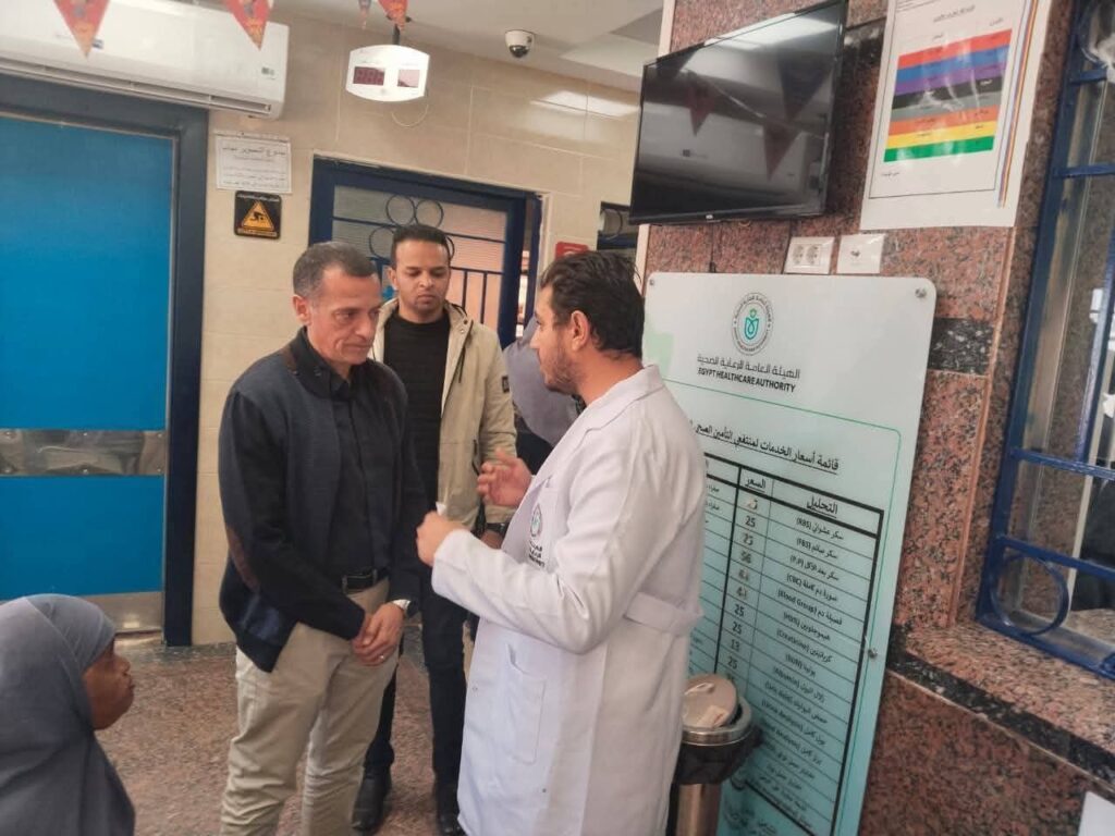 fb_img_177277679955097331004017639263-1024x768 فى جولة مفاجئة .. محافظ أسوان يقرر إحالة رئيس وسكرتير قرية الجعافرة للتحقيق لسوء حالة النظافة وعدم إتباع الإجراءات البيئية للتخلص الآمن من المخلفات .. وإحالة مدير مكتب بريد الجعافرة لسوء معاملة المترددين.. ويكلف بتوفير العلاج لإحدى الحالات المرضية أثناء تفقده لوحدة طب الأسرة بأبو الريش قبلى والديسة بالأعقاب <br>=====<br>قرر المهندس عمرو لاشين محافظ أسوان إحالة رئيس وسكرتير قرية الجعافرة للتحقيق عقب الجولة المفاجئة التى قام بها المحافظ لعدد من المواقع الخدمية بمركزى دراو وأسوان ، والتى شملت مقر الوحدة المحلية لقروى الجعافرة ، وأيضاً مكتب بريد الجعافرة ، ووحدة طب الأسرة بنجع الديسة بالأعقاب ، بالإضافة إلى مركز طب أسرة أبو الريش قبلى .<br><br>وأكد محافظ أسوان على أن الإحالة للتحقيق جاءت من خلال رصد المحافظ لسوء حالة النظافة العامة ، وعدم إتباع الإجراءات البيئية اللازمة فى التخلص الآمن من المخلفات حيث قاموا بحرقها بشكل مخالف .<br><br>كما وجه المهندس عمرو لاشين بإحالة مدير مكتب بريد الجعافرة للتحقيق أيضاً بعد شكوى المواطنين من سوء معاملة المترددين أثناء تلقيهم للخدمات البريدية المختلفة&nbsp; ، مشدداً على أهمية توفير كافة أوجه الرعاية الصحية للمرضى المترددين على وحدة طب الأسرة بنجع الديسة بالأعقاب ، وكذلك وحدة طب أسرة أبو الريش قبلى ، مع حسن المعاملة ، وتفعيل خدمة إرضاء المنتفعين بشكل مستمر .<br><br>وكلف محافظ أسوان مدير فرع الهيئة العامة للرعاية الصحية بتوفير العلاج لإحدى الحالات المرضية أثناء تفقده لوحدة طب الأسرة بأبو الريش قبلى .