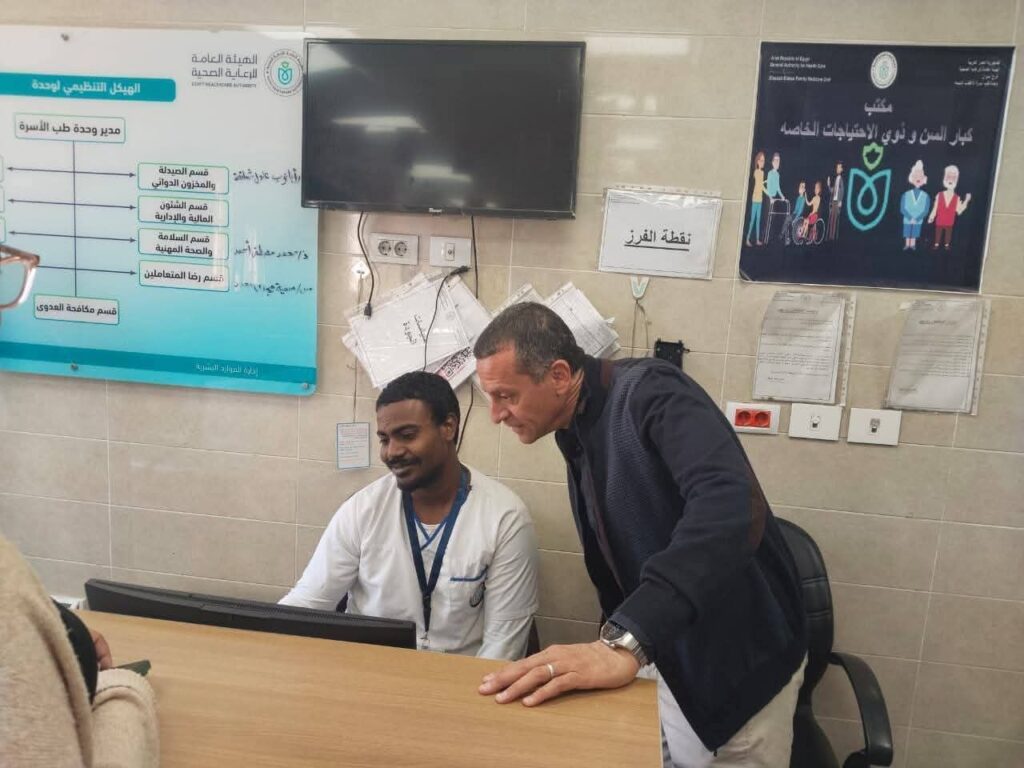 fb_img_17727768010551947918294267321098-1024x768 فى جولة مفاجئة .. محافظ أسوان يقرر إحالة رئيس وسكرتير قرية الجعافرة للتحقيق لسوء حالة النظافة وعدم إتباع الإجراءات البيئية للتخلص الآمن من المخلفات .. وإحالة مدير مكتب بريد الجعافرة لسوء معاملة المترددين.. ويكلف بتوفير العلاج لإحدى الحالات المرضية أثناء تفقده لوحدة طب الأسرة بأبو الريش قبلى والديسة بالأعقاب <br>=====<br>قرر المهندس عمرو لاشين محافظ أسوان إحالة رئيس وسكرتير قرية الجعافرة للتحقيق عقب الجولة المفاجئة التى قام بها المحافظ لعدد من المواقع الخدمية بمركزى دراو وأسوان ، والتى شملت مقر الوحدة المحلية لقروى الجعافرة ، وأيضاً مكتب بريد الجعافرة ، ووحدة طب الأسرة بنجع الديسة بالأعقاب ، بالإضافة إلى مركز طب أسرة أبو الريش قبلى .<br><br>وأكد محافظ أسوان على أن الإحالة للتحقيق جاءت من خلال رصد المحافظ لسوء حالة النظافة العامة ، وعدم إتباع الإجراءات البيئية اللازمة فى التخلص الآمن من المخلفات حيث قاموا بحرقها بشكل مخالف .<br><br>كما وجه المهندس عمرو لاشين بإحالة مدير مكتب بريد الجعافرة للتحقيق أيضاً بعد شكوى المواطنين من سوء معاملة المترددين أثناء تلقيهم للخدمات البريدية المختلفة&nbsp; ، مشدداً على أهمية توفير كافة أوجه الرعاية الصحية للمرضى المترددين على وحدة طب الأسرة بنجع الديسة بالأعقاب ، وكذلك وحدة طب أسرة أبو الريش قبلى ، مع حسن المعاملة ، وتفعيل خدمة إرضاء المنتفعين بشكل مستمر .<br><br>وكلف محافظ أسوان مدير فرع الهيئة العامة للرعاية الصحية بتوفير العلاج لإحدى الحالات المرضية أثناء تفقده لوحدة طب الأسرة بأبو الريش قبلى .