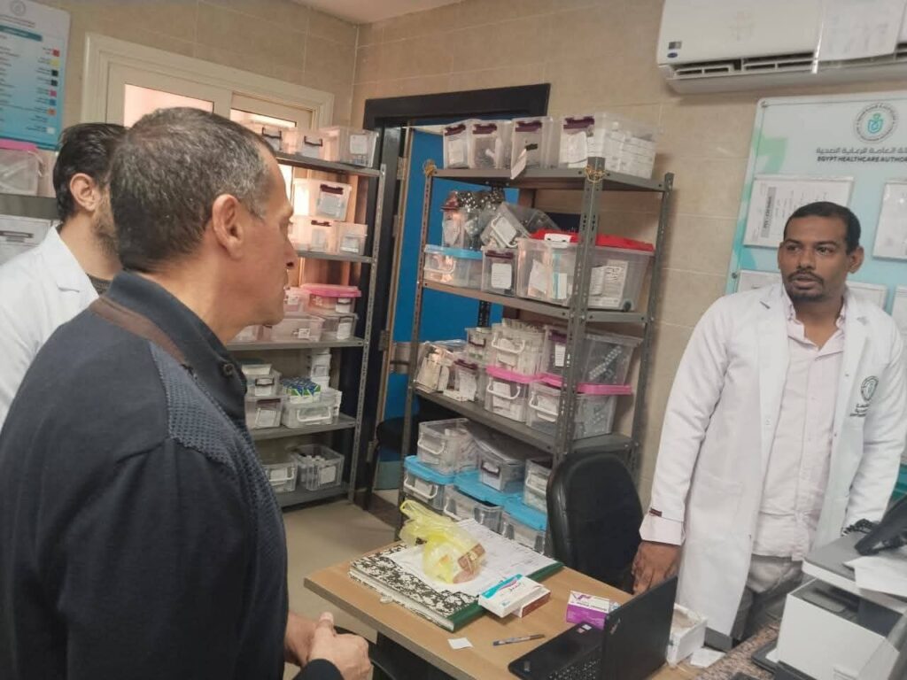 fb_img_17727768030541550251673880596369-1024x768 فى جولة مفاجئة .. محافظ أسوان يقرر إحالة رئيس وسكرتير قرية الجعافرة للتحقيق لسوء حالة النظافة وعدم إتباع الإجراءات البيئية للتخلص الآمن من المخلفات .. وإحالة مدير مكتب بريد الجعافرة لسوء معاملة المترددين.. ويكلف بتوفير العلاج لإحدى الحالات المرضية أثناء تفقده لوحدة طب الأسرة بأبو الريش قبلى والديسة بالأعقاب <br>=====<br>قرر المهندس عمرو لاشين محافظ أسوان إحالة رئيس وسكرتير قرية الجعافرة للتحقيق عقب الجولة المفاجئة التى قام بها المحافظ لعدد من المواقع الخدمية بمركزى دراو وأسوان ، والتى شملت مقر الوحدة المحلية لقروى الجعافرة ، وأيضاً مكتب بريد الجعافرة ، ووحدة طب الأسرة بنجع الديسة بالأعقاب ، بالإضافة إلى مركز طب أسرة أبو الريش قبلى .<br><br>وأكد محافظ أسوان على أن الإحالة للتحقيق جاءت من خلال رصد المحافظ لسوء حالة النظافة العامة ، وعدم إتباع الإجراءات البيئية اللازمة فى التخلص الآمن من المخلفات حيث قاموا بحرقها بشكل مخالف .<br><br>كما وجه المهندس عمرو لاشين بإحالة مدير مكتب بريد الجعافرة للتحقيق أيضاً بعد شكوى المواطنين من سوء معاملة المترددين أثناء تلقيهم للخدمات البريدية المختلفة&nbsp; ، مشدداً على أهمية توفير كافة أوجه الرعاية الصحية للمرضى المترددين على وحدة طب الأسرة بنجع الديسة بالأعقاب ، وكذلك وحدة طب أسرة أبو الريش قبلى ، مع حسن المعاملة ، وتفعيل خدمة إرضاء المنتفعين بشكل مستمر .<br><br>وكلف محافظ أسوان مدير فرع الهيئة العامة للرعاية الصحية بتوفير العلاج لإحدى الحالات المرضية أثناء تفقده لوحدة طب الأسرة بأبو الريش قبلى .