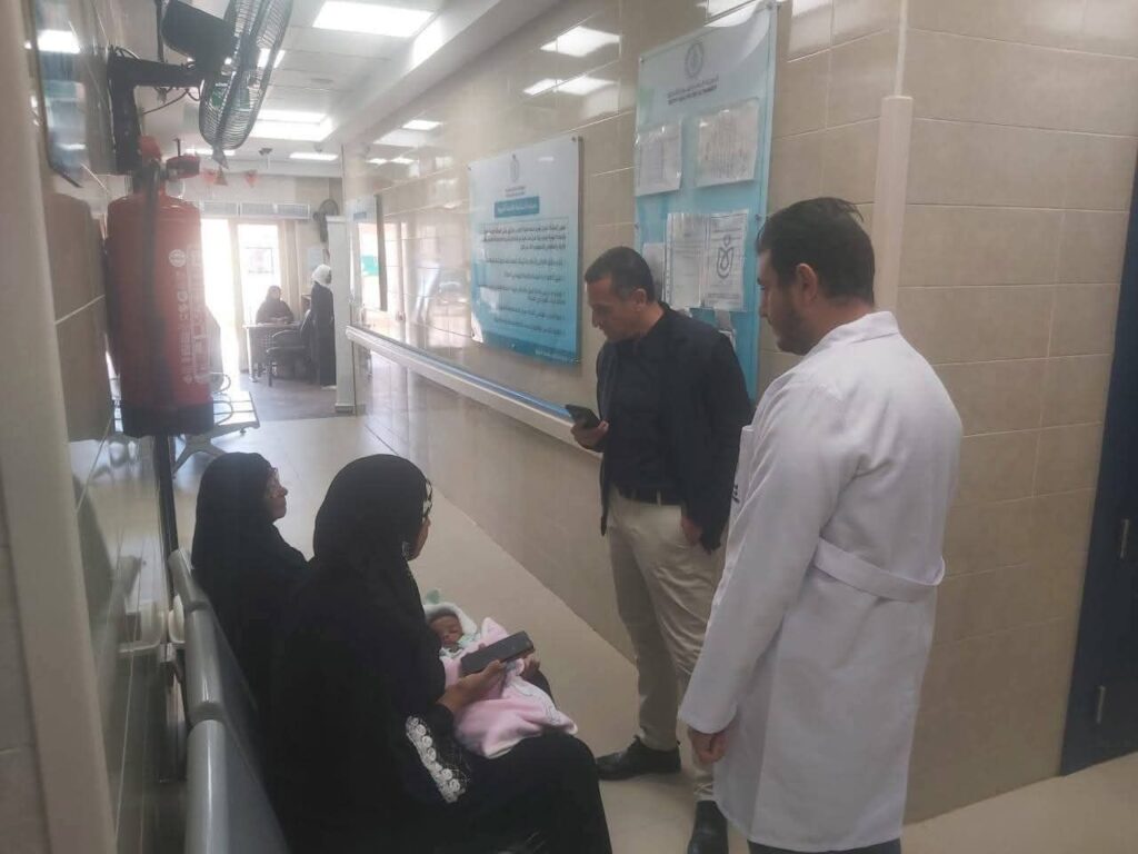 fb_img_17727768068073127089464321179236-1024x768 فى جولة مفاجئة .. محافظ أسوان يقرر إحالة رئيس وسكرتير قرية الجعافرة للتحقيق لسوء حالة النظافة وعدم إتباع الإجراءات البيئية للتخلص الآمن من المخلفات .. وإحالة مدير مكتب بريد الجعافرة لسوء معاملة المترددين.. ويكلف بتوفير العلاج لإحدى الحالات المرضية أثناء تفقده لوحدة طب الأسرة بأبو الريش قبلى والديسة بالأعقاب <br>=====<br>قرر المهندس عمرو لاشين محافظ أسوان إحالة رئيس وسكرتير قرية الجعافرة للتحقيق عقب الجولة المفاجئة التى قام بها المحافظ لعدد من المواقع الخدمية بمركزى دراو وأسوان ، والتى شملت مقر الوحدة المحلية لقروى الجعافرة ، وأيضاً مكتب بريد الجعافرة ، ووحدة طب الأسرة بنجع الديسة بالأعقاب ، بالإضافة إلى مركز طب أسرة أبو الريش قبلى .<br><br>وأكد محافظ أسوان على أن الإحالة للتحقيق جاءت من خلال رصد المحافظ لسوء حالة النظافة العامة ، وعدم إتباع الإجراءات البيئية اللازمة فى التخلص الآمن من المخلفات حيث قاموا بحرقها بشكل مخالف .<br><br>كما وجه المهندس عمرو لاشين بإحالة مدير مكتب بريد الجعافرة للتحقيق أيضاً بعد شكوى المواطنين من سوء معاملة المترددين أثناء تلقيهم للخدمات البريدية المختلفة&nbsp; ، مشدداً على أهمية توفير كافة أوجه الرعاية الصحية للمرضى المترددين على وحدة طب الأسرة بنجع الديسة بالأعقاب ، وكذلك وحدة طب أسرة أبو الريش قبلى ، مع حسن المعاملة ، وتفعيل خدمة إرضاء المنتفعين بشكل مستمر .<br><br>وكلف محافظ أسوان مدير فرع الهيئة العامة للرعاية الصحية بتوفير العلاج لإحدى الحالات المرضية أثناء تفقده لوحدة طب الأسرة بأبو الريش قبلى .