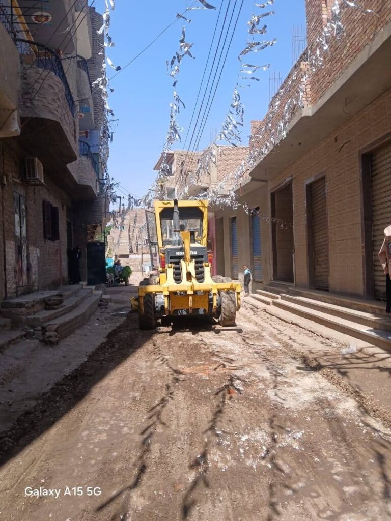 fb_img_17728085726981117504198848635604-768x1024 رئيس مدينة القرنة يتابع جاهزية معدات الحملة الميكانيكية.. وتنفيذ حملة نظافة مكبرة بقريتي الملاحه والضبعية