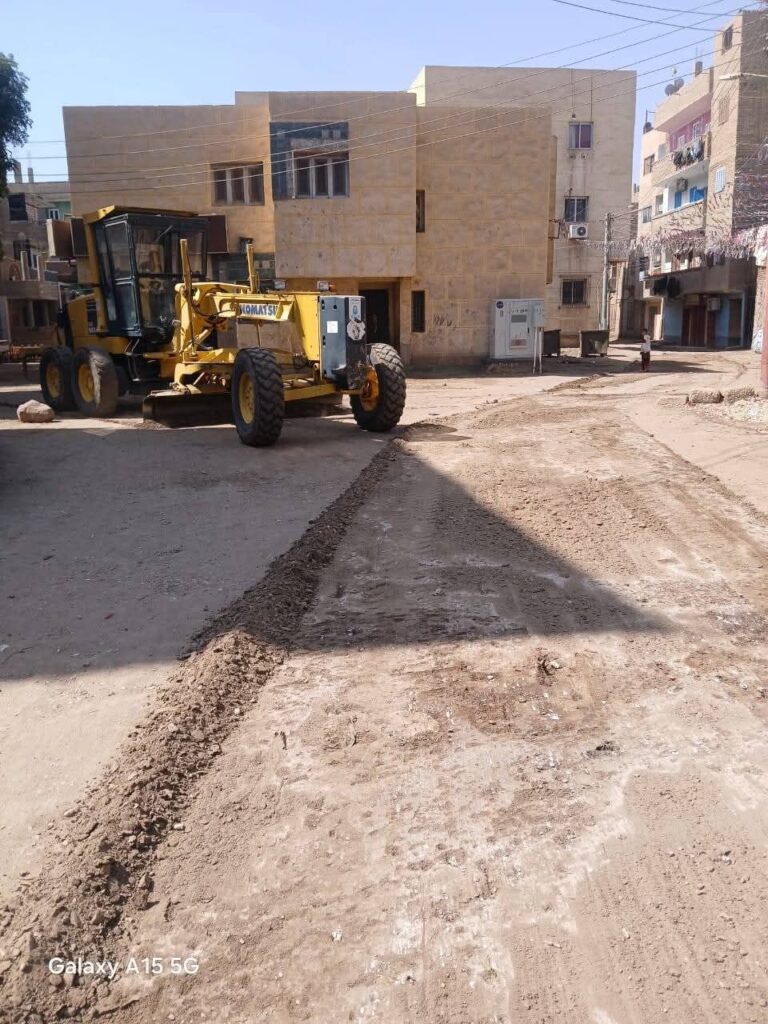 fb_img_17728085848342798358056073436376-768x1024 رئيس مدينة القرنة يتابع جاهزية معدات الحملة الميكانيكية.. وتنفيذ حملة نظافة مكبرة بقريتي الملاحه والضبعية