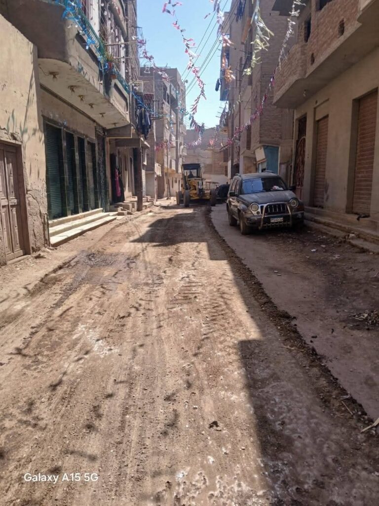 fb_img_17728085867824183149565491385581-768x1024 رئيس مدينة القرنة يتابع جاهزية معدات الحملة الميكانيكية.. وتنفيذ حملة نظافة مكبرة بقريتي الملاحه والضبعية