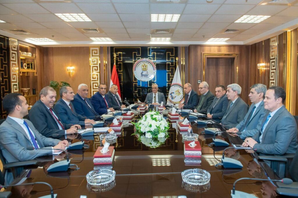 fb_img_17728747479818567280495559102149-1024x682 لمتابعة الموقف التنفيذي للتعاقدات وخطط التطوير..