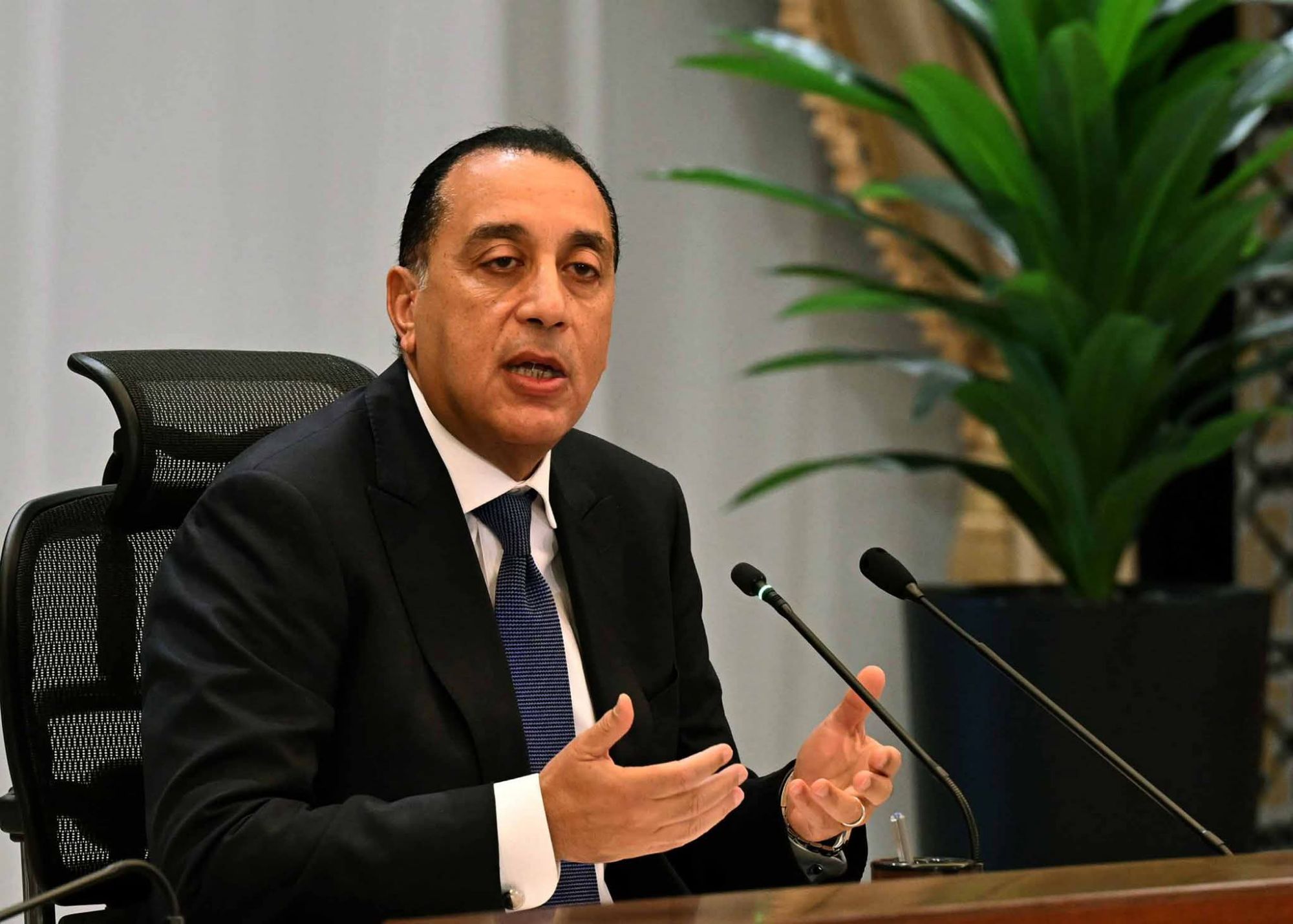 رئيس الوزراء يبدأ جولة تفقدية بمحافظة السويس لمتابعة إجراءات عملية تغويز السفن المحملة بالغاز المسال بالرصيف البحري لميناء سوميد البترولي.. ويتفقد محطة صومعة عتاقة لتخزين الأقماح