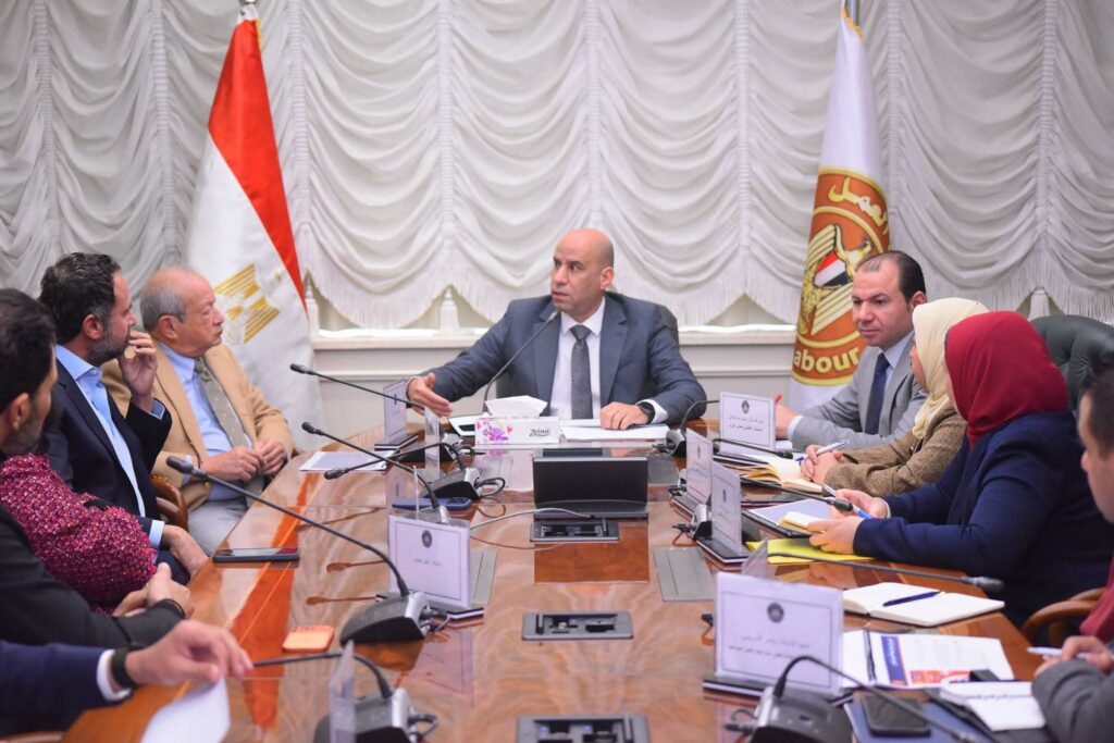 fb_img_17729912959072893354535862134658-1024x683 نموذجًا جديدًا للشراكة بين وزارة العمل والقطاع الخاص لتوفير فرص عمل للشباب ..