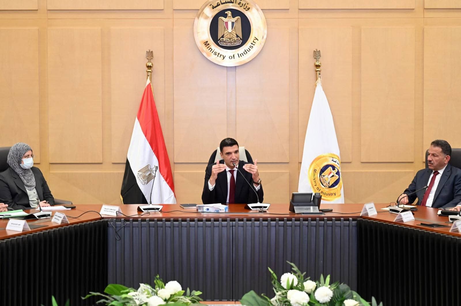 وزير الصناعة يعقد اجتماعاً موسعاً مع قيادات الوزارة وممثلي شركة دي كود للاستشارات لبحث مستجدات استراتيجية الصناعة
