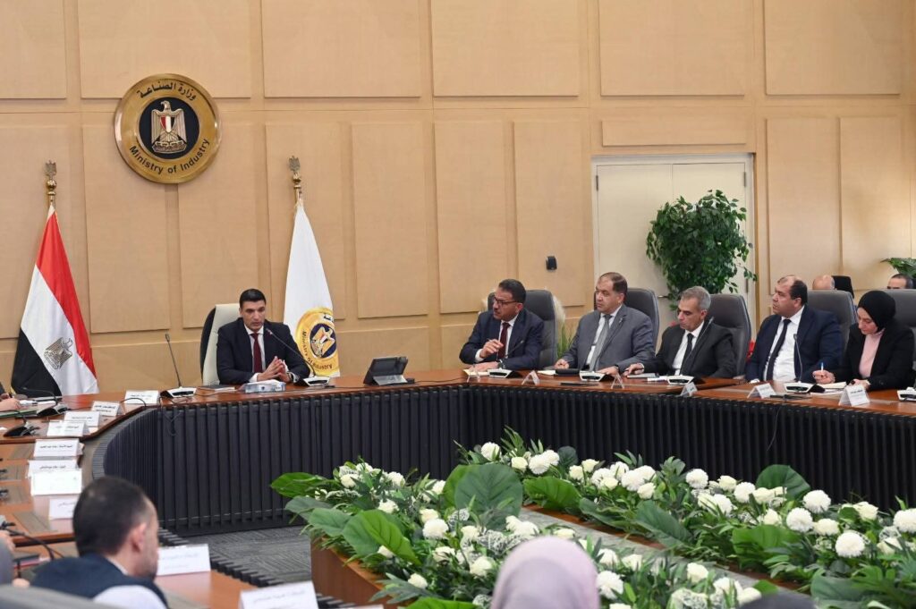 fb_img_17731376303624258830034798592231-1024x681 وزير الصناعة يعقد اجتماعاً موسعاً مع قيادات الوزارة وممثلي شركة دي كود للاستشارات لبحث مستجدات استراتيجية الصناعة