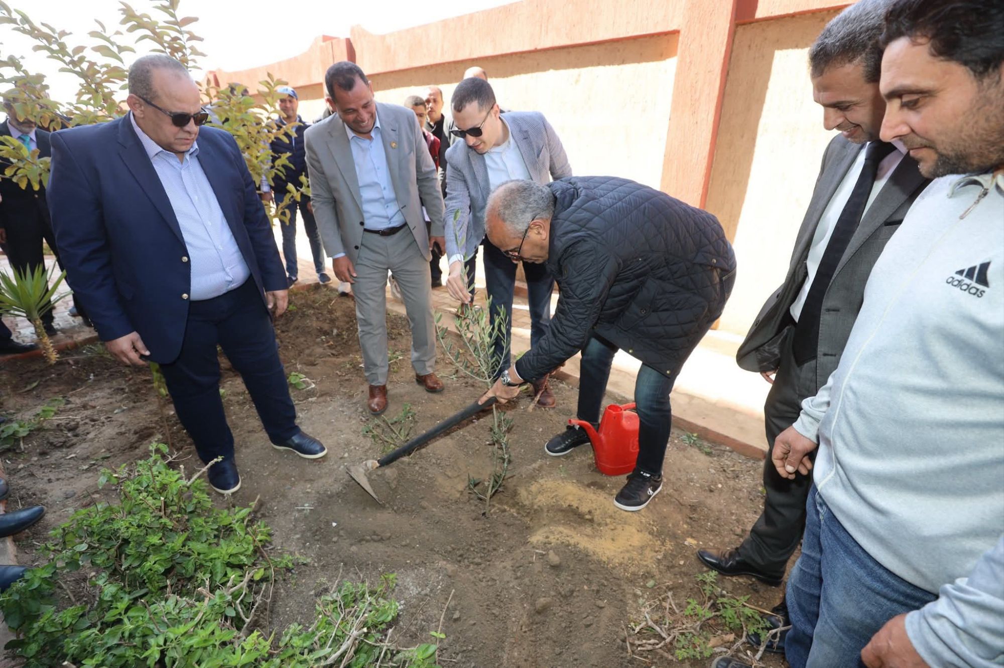 محافظ كفرالشيخ يغرس أول شجرة مثمرة بمدرسة الدمرداش للتعليم الأساسي بالرياض ضمن فعاليات تدشين حملة لزراعة 50 ألف شجرة مثمرة بالمبادرة الرئاسية «100 مليون شجرة»