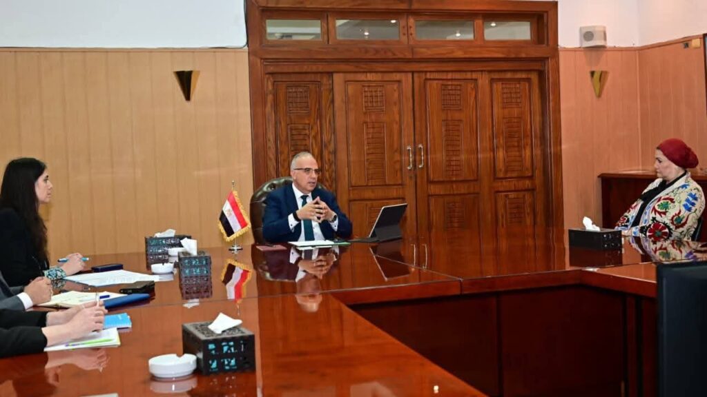 fb_img_17734774466827024303182697913600-1024x576 وزير الموارد المائية والري، ورئيس المجلس القومي للطفولة والأمومة، وممثلة منظمة اليونيسف في مصر يبحثون التعاون في مجال تمكين الفتيات بالأسر الأكثر احتياجاً من تدوير نبات ورد النيل لإنتاج منتجات ومشغولات يدوية متميزة