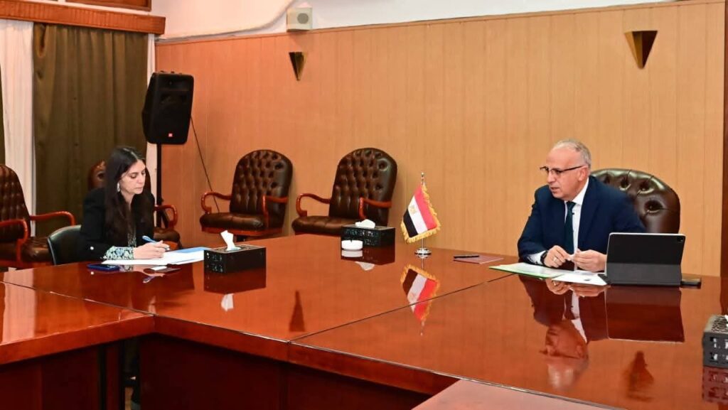 fb_img_17734774488252026522526149351875-1024x577 وزير الموارد المائية والري، ورئيس المجلس القومي للطفولة والأمومة، وممثلة منظمة اليونيسف في مصر يبحثون التعاون في مجال تمكين الفتيات بالأسر الأكثر احتياجاً من تدوير نبات ورد النيل لإنتاج منتجات ومشغولات يدوية متميزة