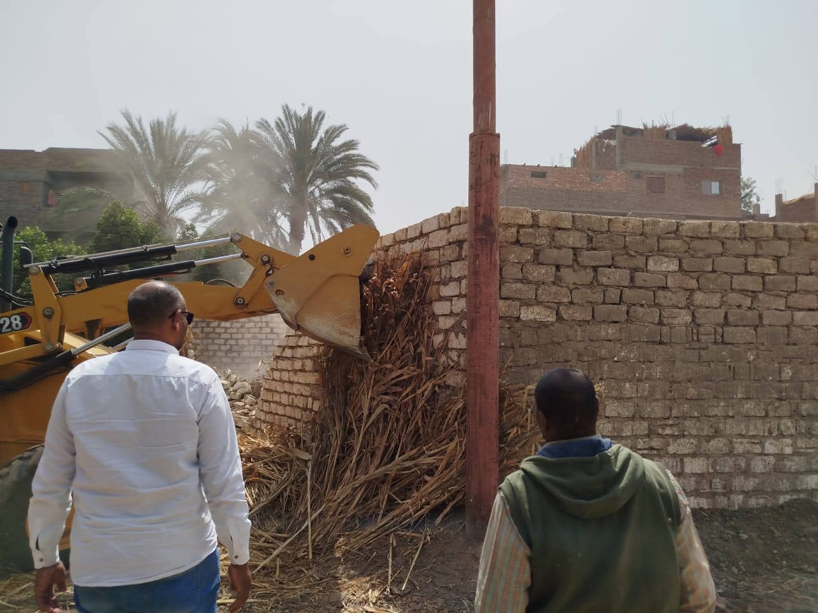 إزالة ٤ حالات بناء مخالف بمدينة البياضية.. وتنفيذ حملات نظافة وتمهيد للطرق بقرى المدينة