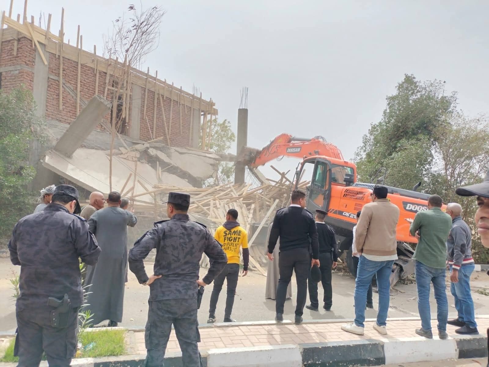 حملة مكبرة لإزالة أعمال بناء مخالف بمدينة القرنة