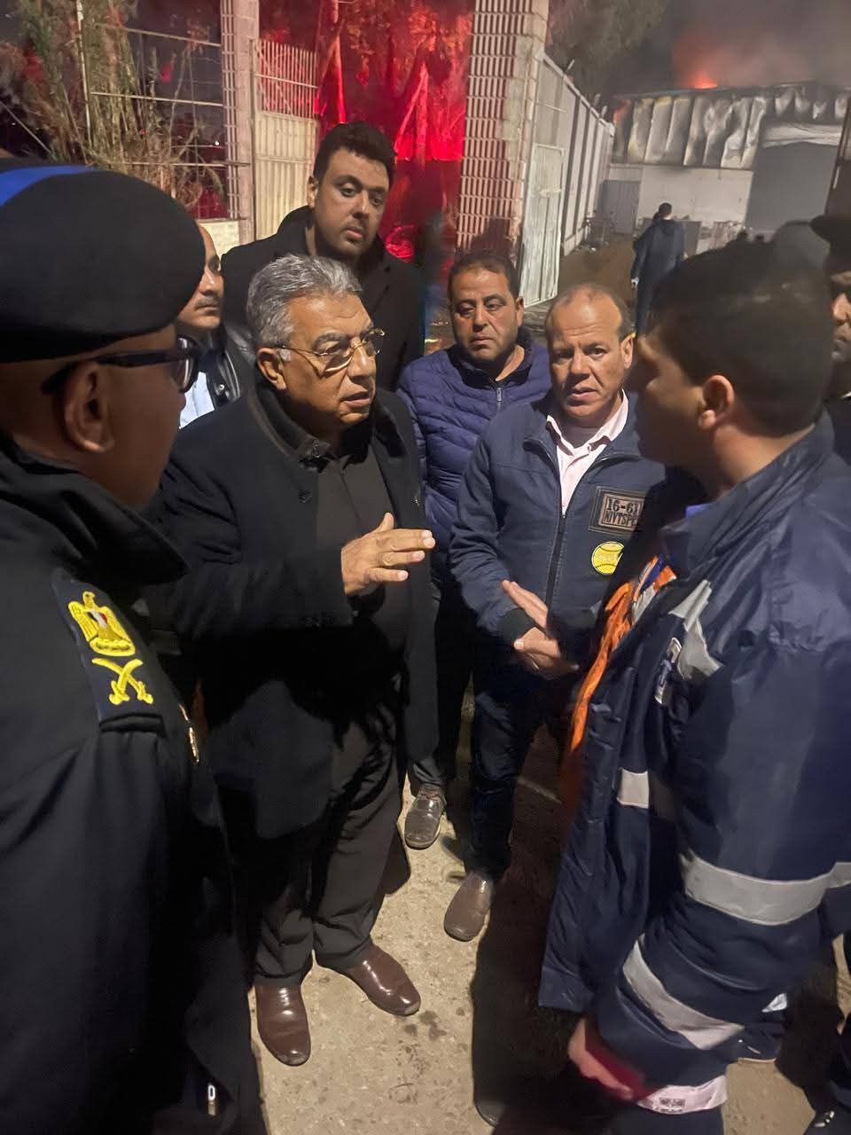 محافظ الدقهلية يتابع ميدانيًا السيطرة على حريق مصنع عقل بطلخا واستمرار أعمال الإطفاء والتبريد