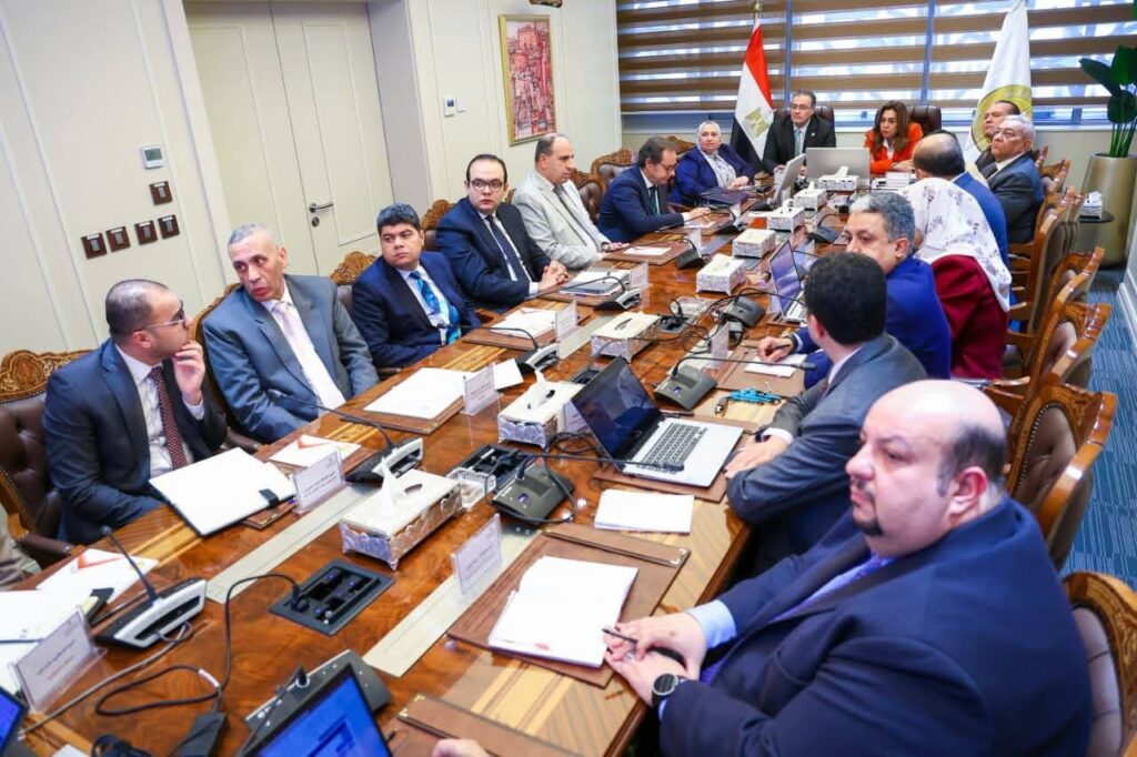 fb_img_17736503295947114759889072695079-1024x682 هيكل تنظيمي كفء يحقق الرؤية الاستراتيجية للوزارة ويراعي المشروعات البيئية بالمحافظات