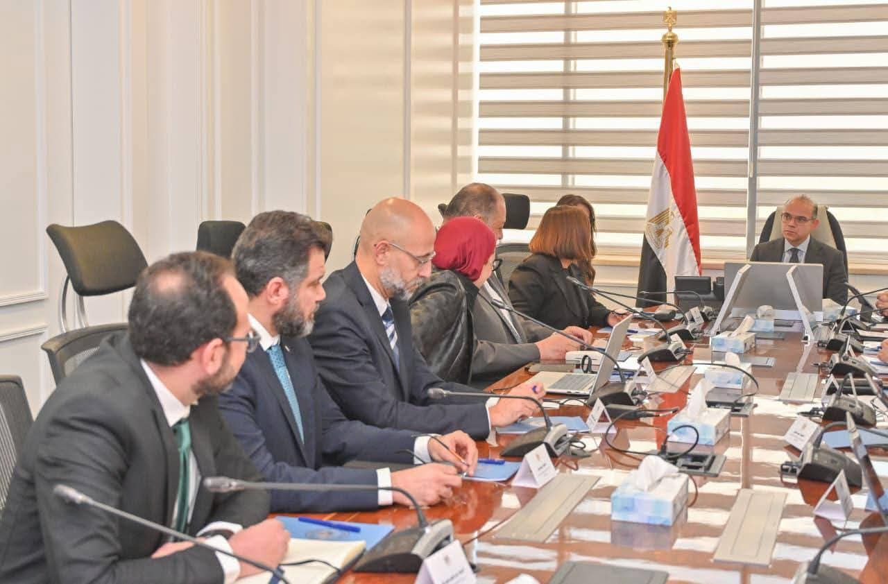 وزير الاستثمار والتجارة الخارجية يبحث مع العضو المنتدب لشركة «جنرال موتورز» خططها التوسعية وجهود الدولة لتوطين صناعة السيارات وتعظيم مساهمة القطاع في الاقتصاد القومي