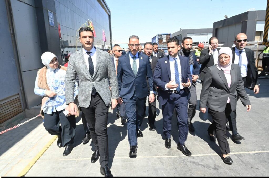 fb_img_17738274704803054578543931066734-1024x681 ● وزير الصناعة ومحافظ الجيزة يتفقدان مصنع متخصص في صناعة زجاج السيارات والألومنيوم ويتابعان الإنشاءات الخاصة بمصنع للزجاج بمدينة السادس من أكتوبر الصناعية