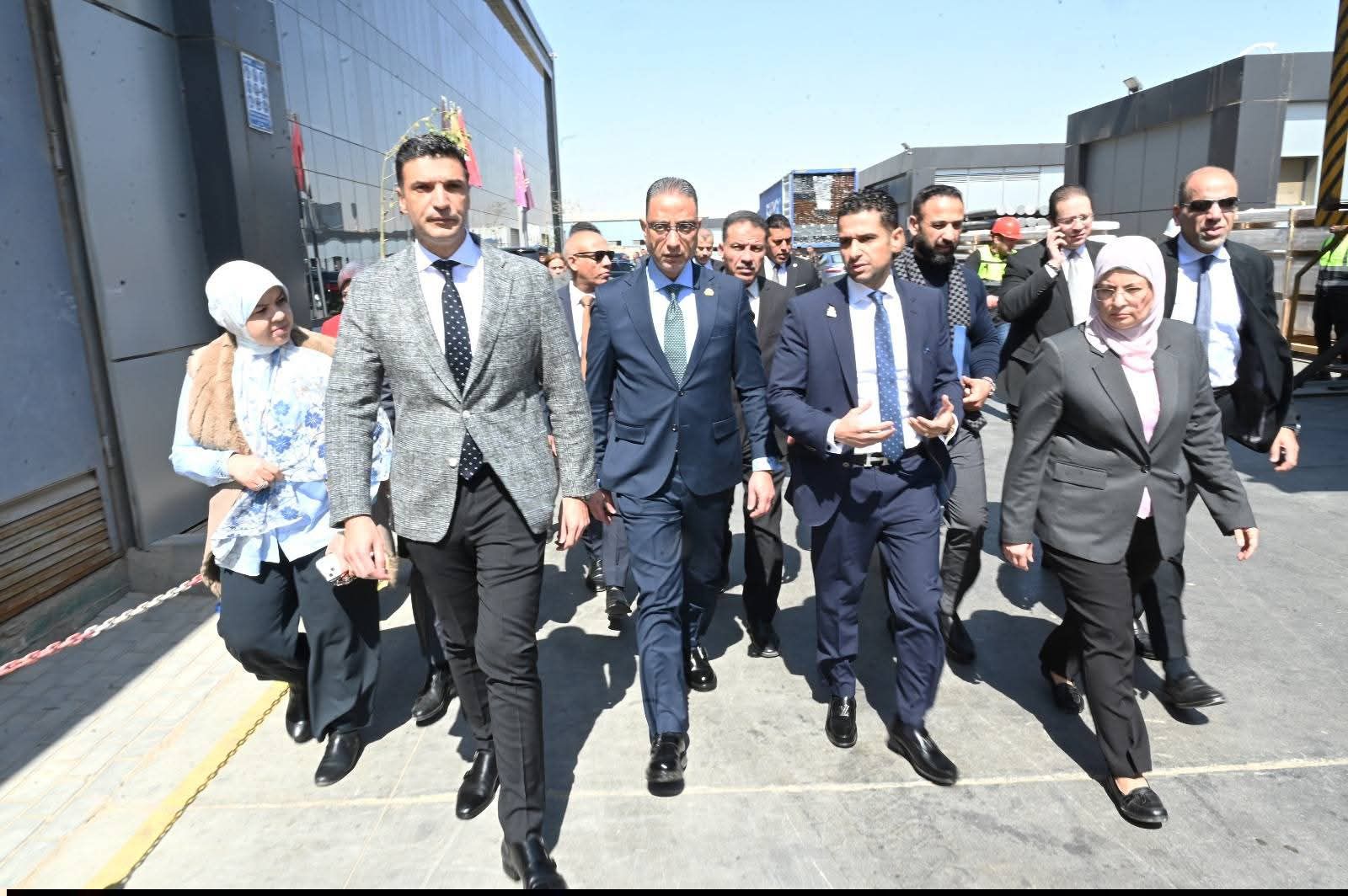 ● وزير الصناعة ومحافظ الجيزة يتفقدان مصنع متخصص في صناعة زجاج السيارات والألومنيوم ويتابعان الإنشاءات الخاصة بمصنع للزجاج بمدينة السادس من أكتوبر الصناعية