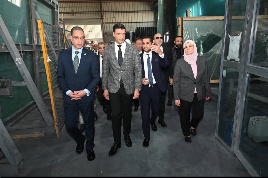 fb_img_17738274739163665458417913332580-1024x681 ● وزير الصناعة ومحافظ الجيزة يتفقدان مصنع متخصص في صناعة زجاج السيارات والألومنيوم ويتابعان الإنشاءات الخاصة بمصنع للزجاج بمدينة السادس من أكتوبر الصناعية