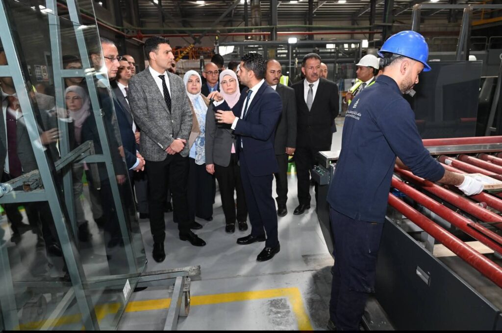 fb_img_17738274834125550933946168344177-1024x681 ● وزير الصناعة ومحافظ الجيزة يتفقدان مصنع متخصص في صناعة زجاج السيارات والألومنيوم ويتابعان الإنشاءات الخاصة بمصنع للزجاج بمدينة السادس من أكتوبر الصناعية