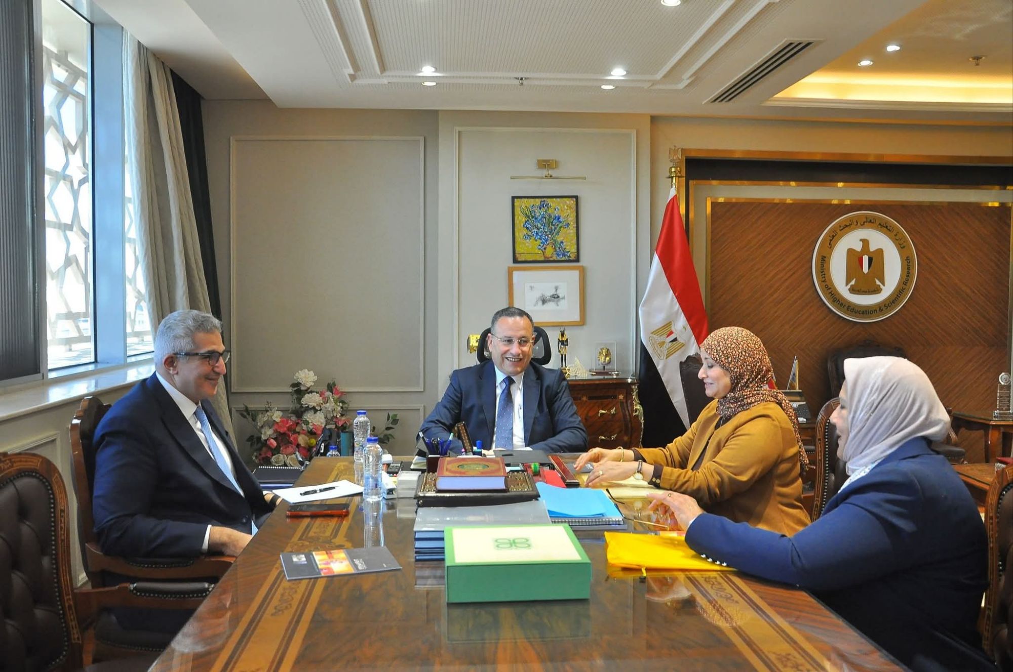 وزير التعليم العالي يبحث تعزيز كفاءة الخريجين بقطاع التمريض وأطقم التمريض بالمستشفيات الجامعية