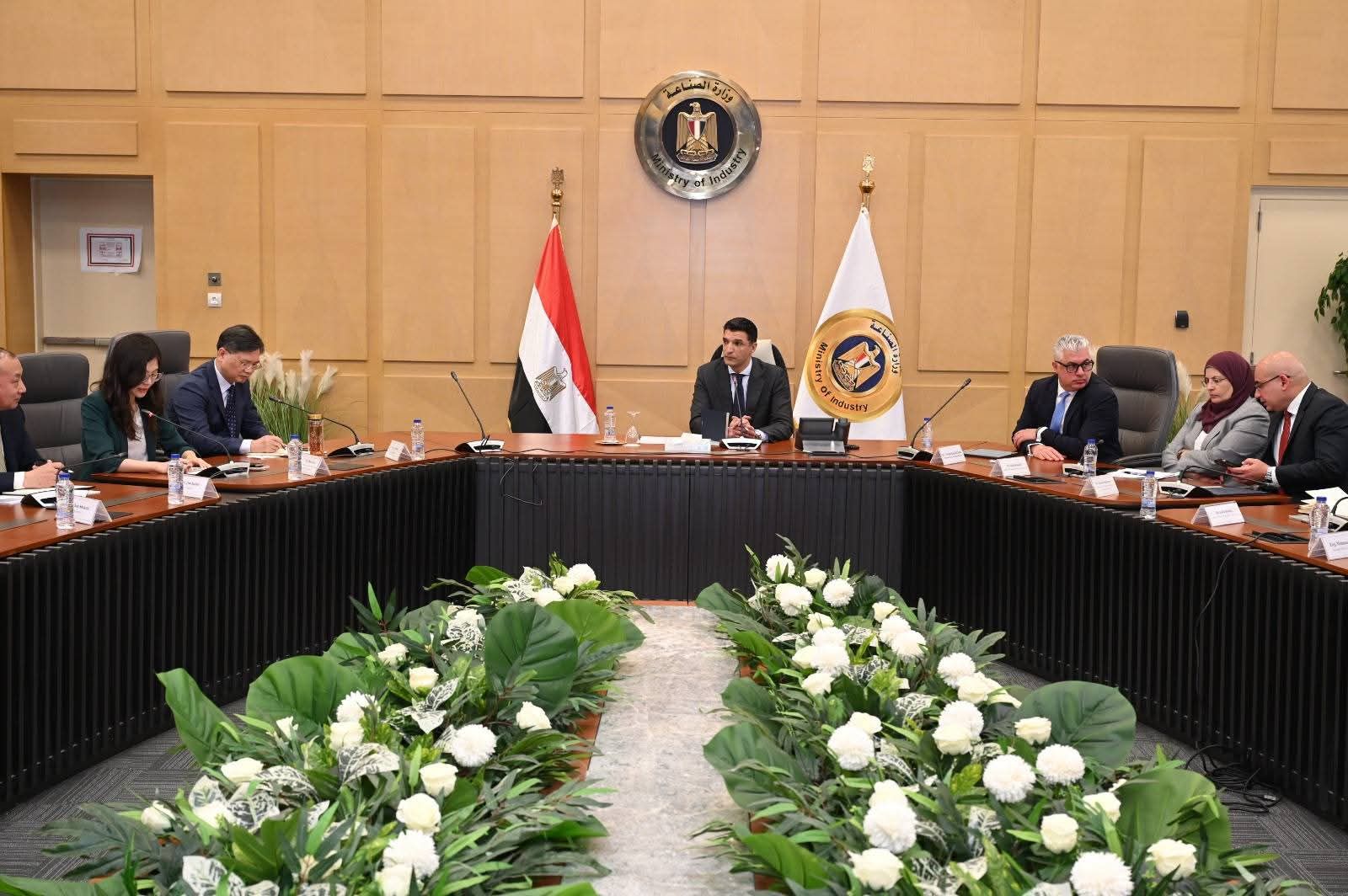 وزير الصناعة يبحث مع مجموعة “باوو” الصينية للحديد والصلب فرص تعزيز التعاون الصناعي والاستثماري
