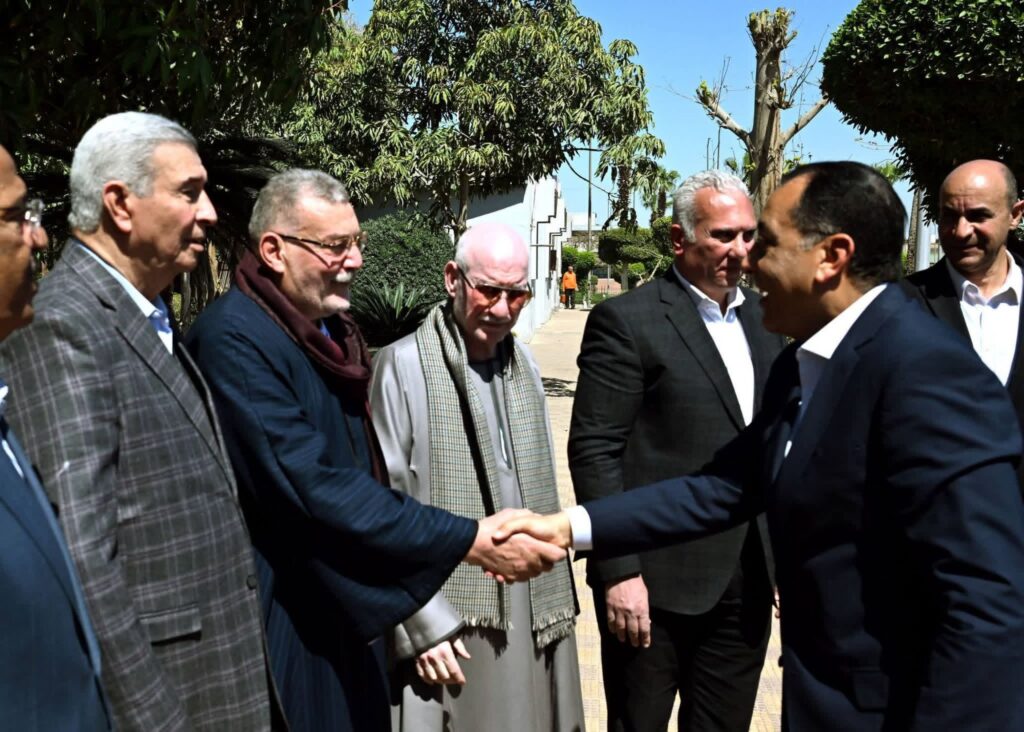 fb_img_17746947681713202115951242981579-1024x732 رئيس الوزراء يبدأ جولة تفقدية بسوق العبور لتجارة الجملة وأحد فروع "كاري أون" لمتابعة كفاءة سلاسل الإمداد واستقرار الأسواق