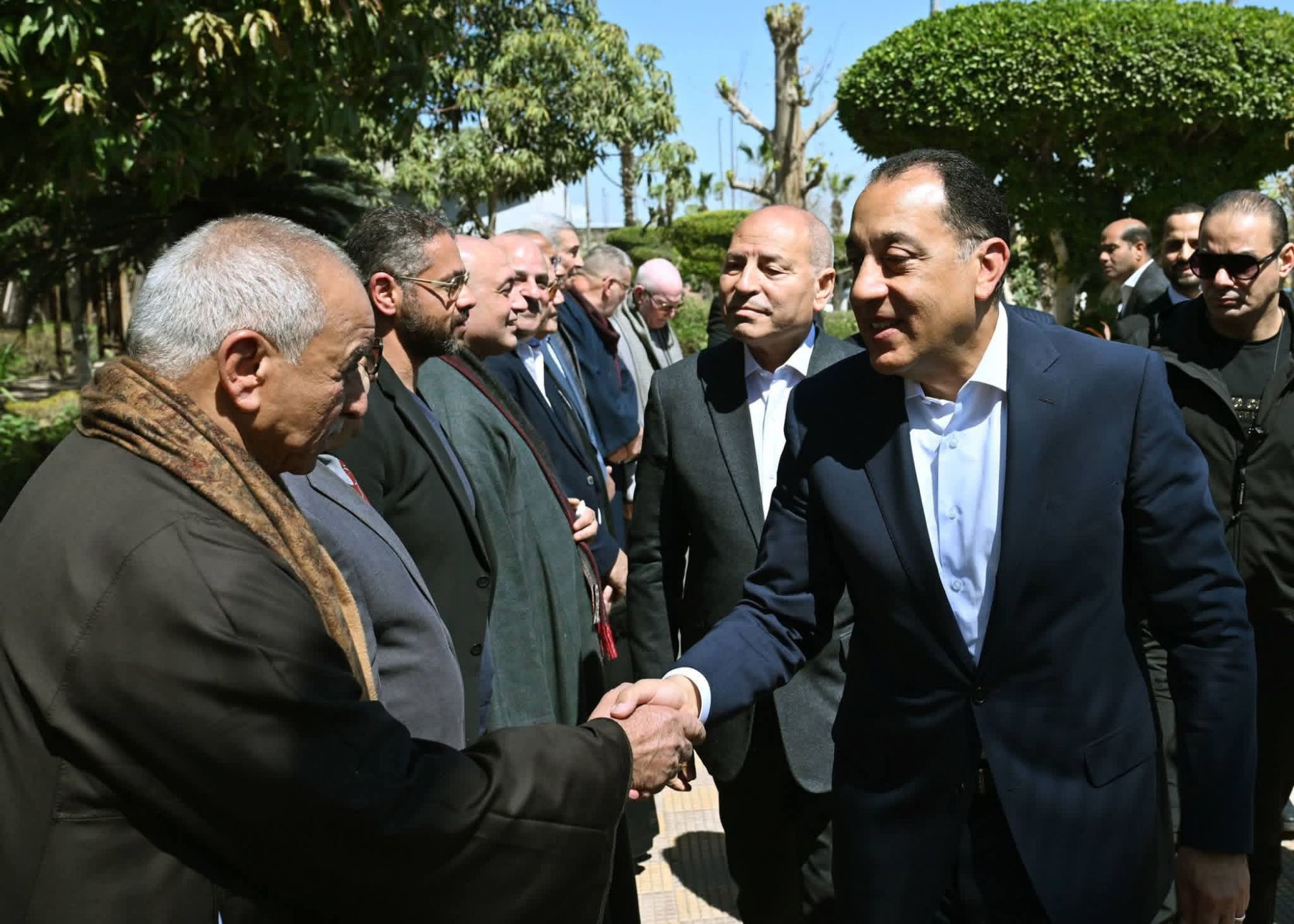 رئيس الوزراء يبدأ جولة تفقدية بسوق العبور لتجارة الجملة وأحد فروع “كاري أون” لمتابعة كفاءة سلاسل الإمداد واستقرار الأسواق