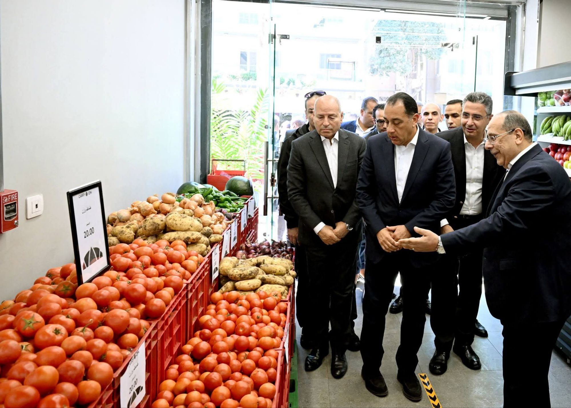 رئيس الوزراء يتفقد فرع منفذ “كاري أون” بمصر الجديدة