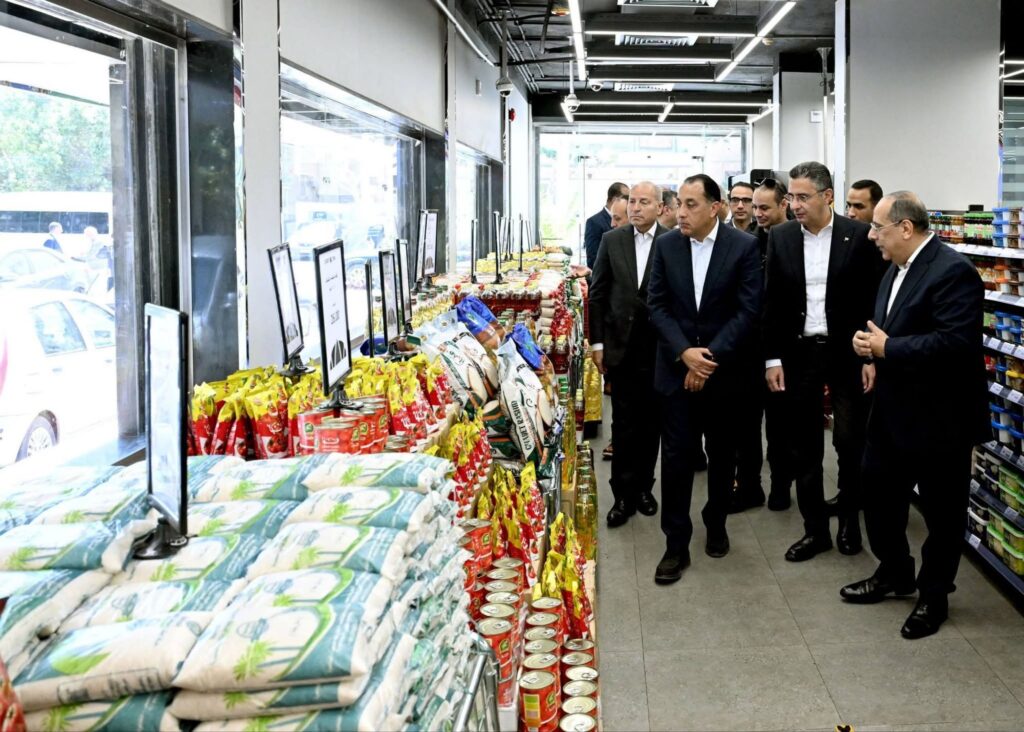 fb_img_17747035979521265551989442113668-1024x732 رئيس الوزراء يتفقد فرع منفذ "كاري أون" بمصر الجديدة