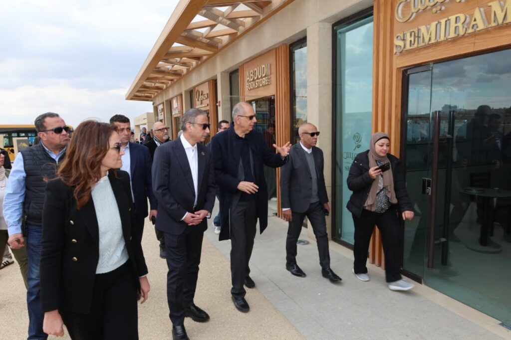 img-20260303-wa00226483901837190612984-1024x682 محافظ الجيزة يسلّم 20 منصة بيع حضارية لباعة منطقة الزيارة بأهرامات الجيزة ضمن خطة التطوير الشامل