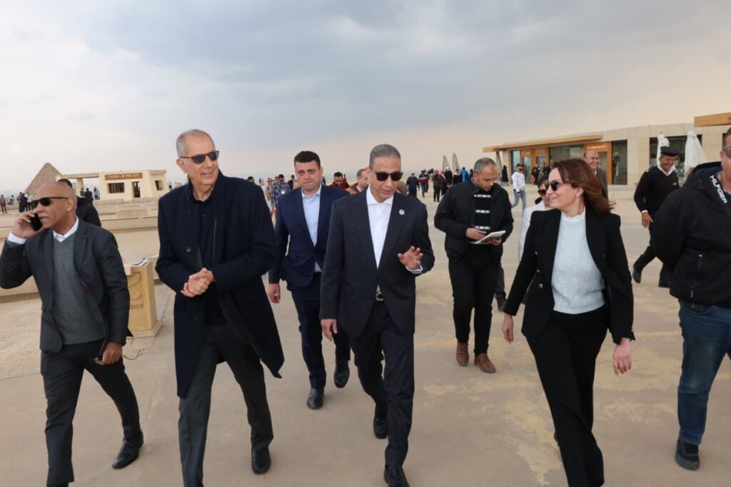 img-20260303-wa00247608353113298722105-1024x682 محافظ الجيزة يسلّم 20 منصة بيع حضارية لباعة منطقة الزيارة بأهرامات الجيزة ضمن خطة التطوير الشامل
