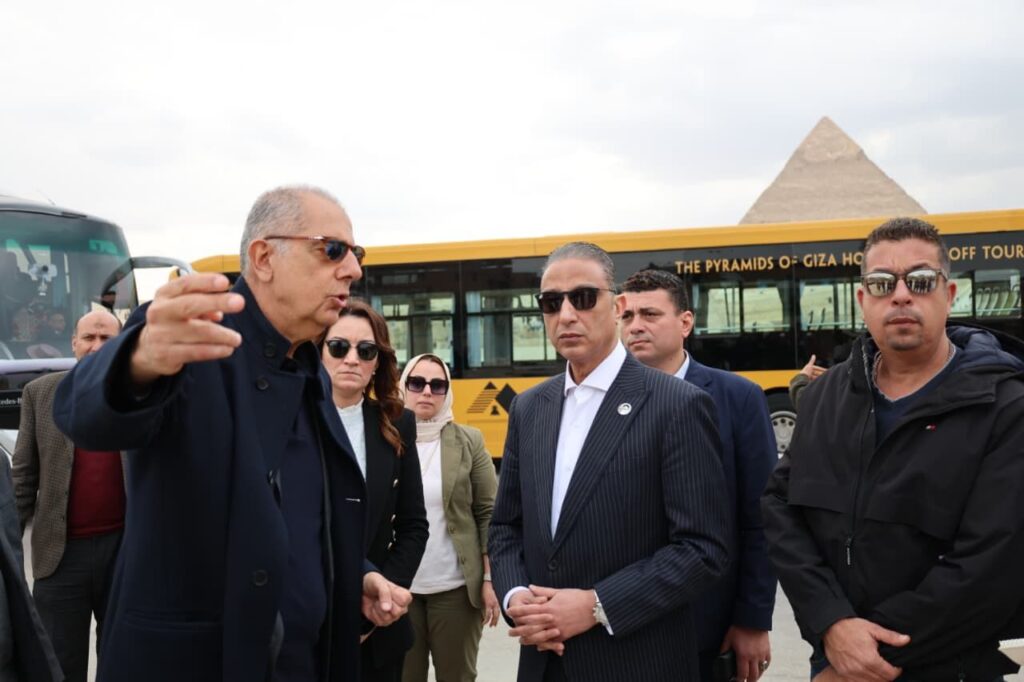 img-20260303-wa0026738067291207587605-1024x682 محافظ الجيزة يسلّم 20 منصة بيع حضارية لباعة منطقة الزيارة بأهرامات الجيزة ضمن خطة التطوير الشامل