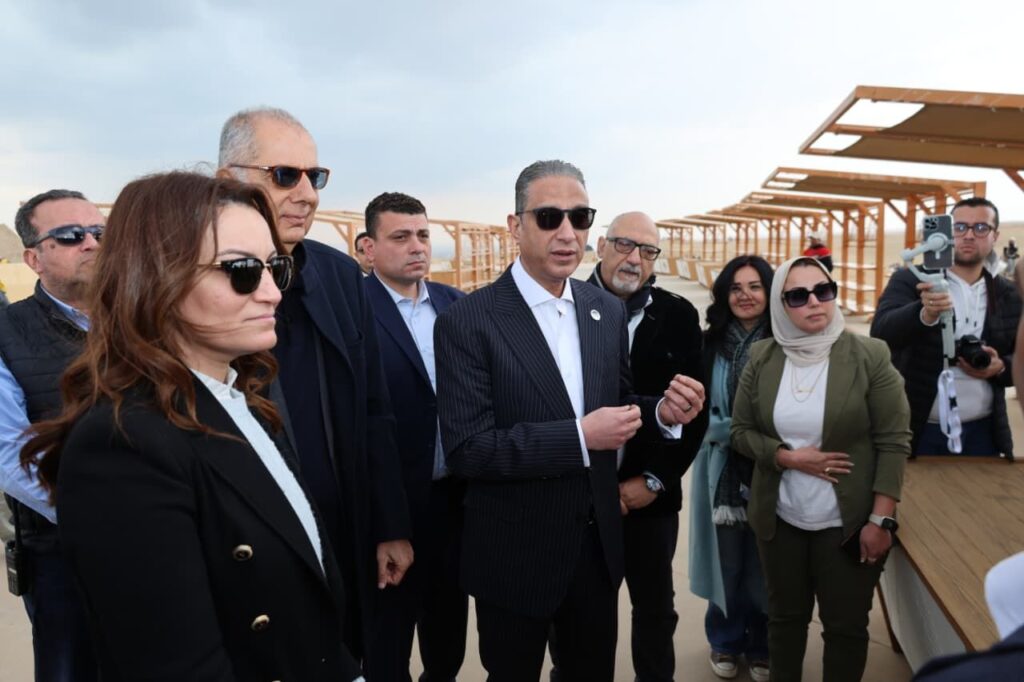 img-20260303-wa00311093970112742146616-1024x682 محافظ الجيزة يسلّم 20 منصة بيع حضارية لباعة منطقة الزيارة بأهرامات الجيزة ضمن خطة التطوير الشامل