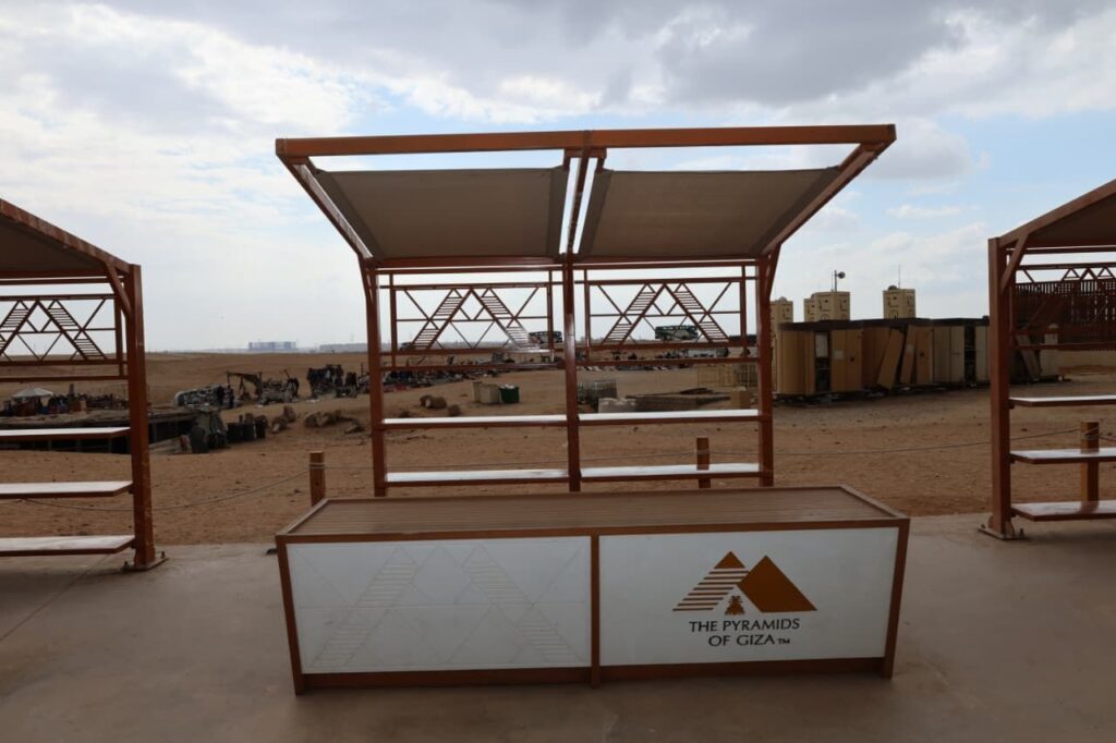 img-20260303-wa00323124155734850332714-1024x682 محافظ الجيزة يسلّم 20 منصة بيع حضارية لباعة منطقة الزيارة بأهرامات الجيزة ضمن خطة التطوير الشامل
