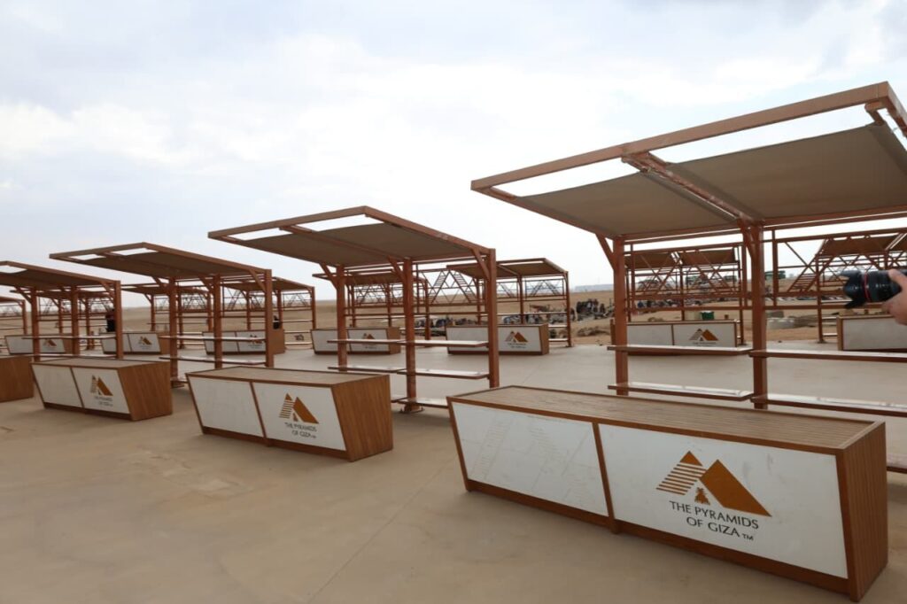img-20260303-wa00356733338553381807287-1024x682 محافظ الجيزة يسلّم 20 منصة بيع حضارية لباعة منطقة الزيارة بأهرامات الجيزة ضمن خطة التطوير الشامل
