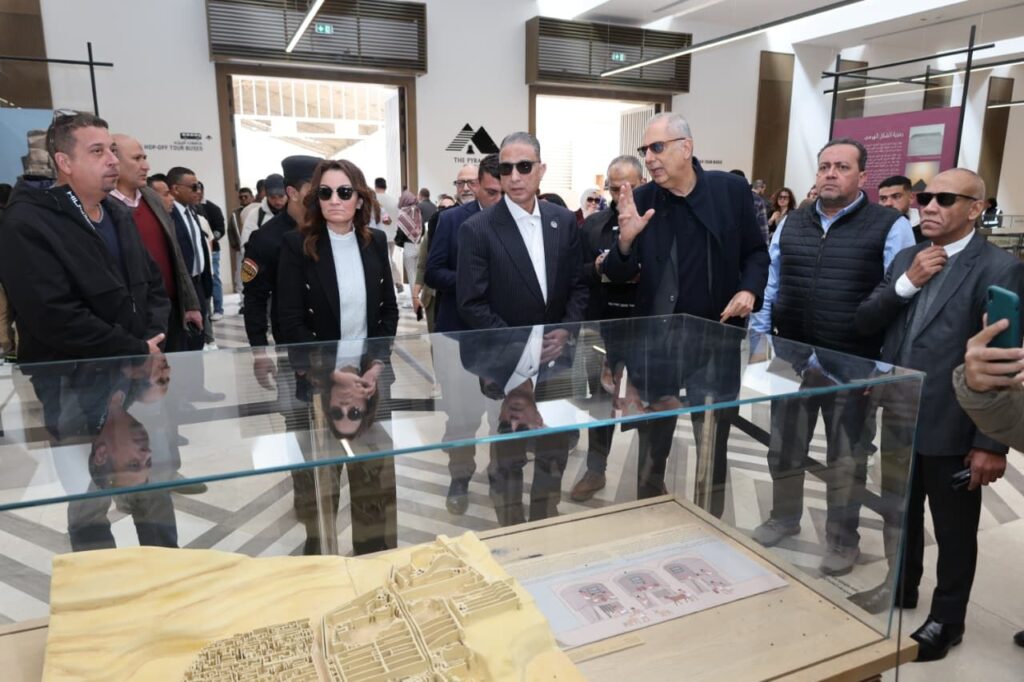 img-20260303-wa00365188414549043473508-1024x682 محافظ الجيزة يسلّم 20 منصة بيع حضارية لباعة منطقة الزيارة بأهرامات الجيزة ضمن خطة التطوير الشامل