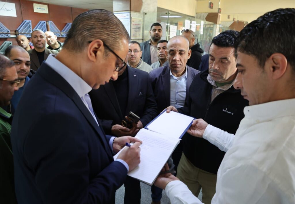 img-20260305-wa00106204363918522974631-1024x709 محافظ الجيزة يفاجئ المراكز التكنولوجية في الوراق ومنشأة القناطر بالوقوف على شباك المعاملات للتأكد من انجاز طلبات المواطنين