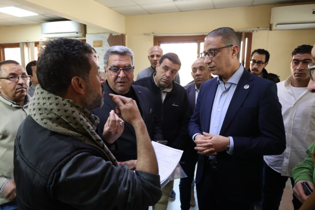 img-20260305-wa00128836933600563977010-1024x682 محافظ الجيزة يفاجئ المراكز التكنولوجية في الوراق ومنشأة القناطر بالوقوف على شباك المعاملات للتأكد من انجاز طلبات المواطنين