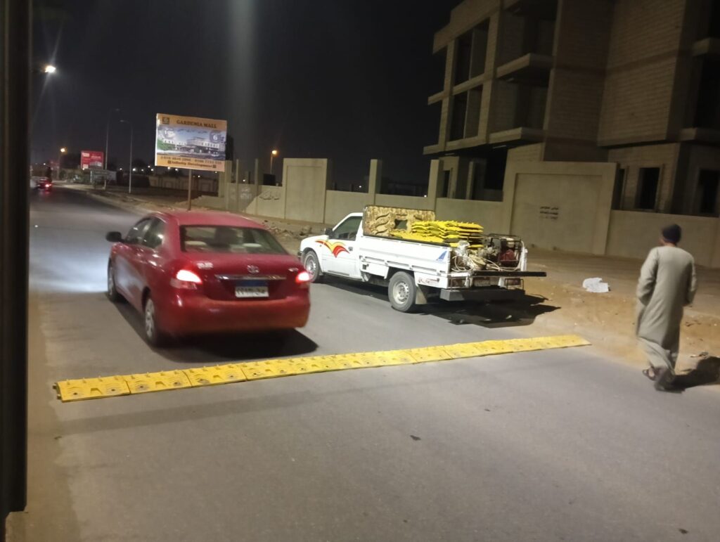 img-20260313-wa00116804836108901523347-1024x771 إستكمالاً لأعمال تركيب مطبات شوكية وعلامات تحذيرية لتعزيز السلامة المرورية بعدة محاور حيوية بمدينة حدائق أكتوبر
