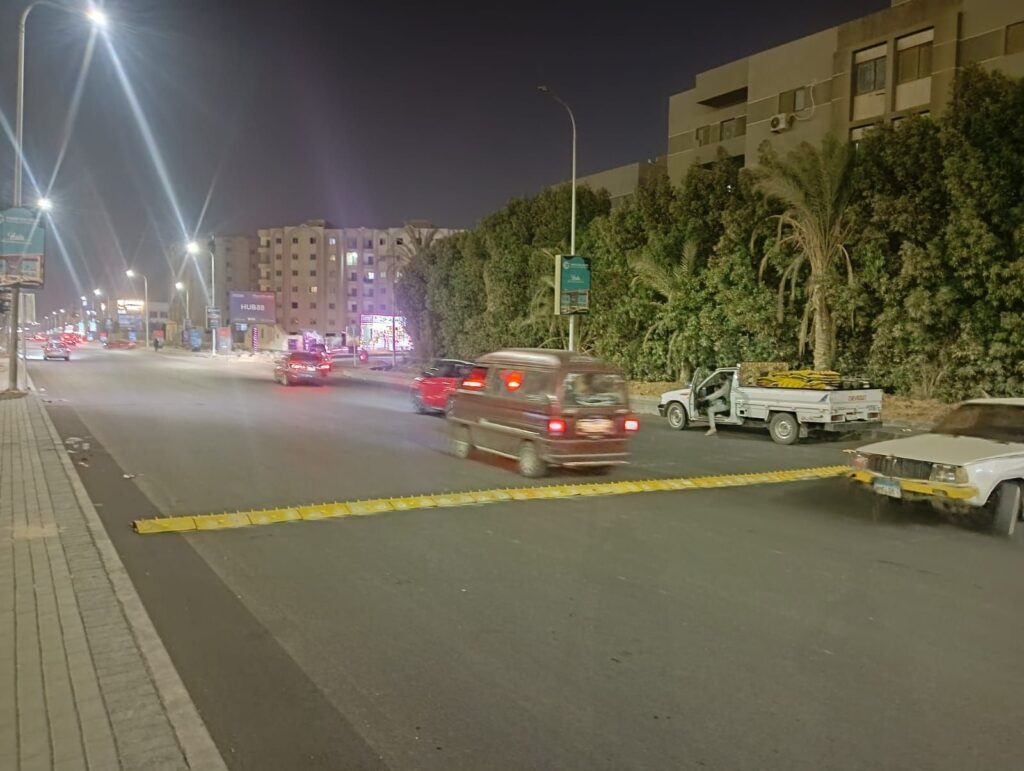 img-20260313-wa00127927796908393896076-1024x771 إستكمالاً لأعمال تركيب مطبات شوكية وعلامات تحذيرية لتعزيز السلامة المرورية بعدة محاور حيوية بمدينة حدائق أكتوبر